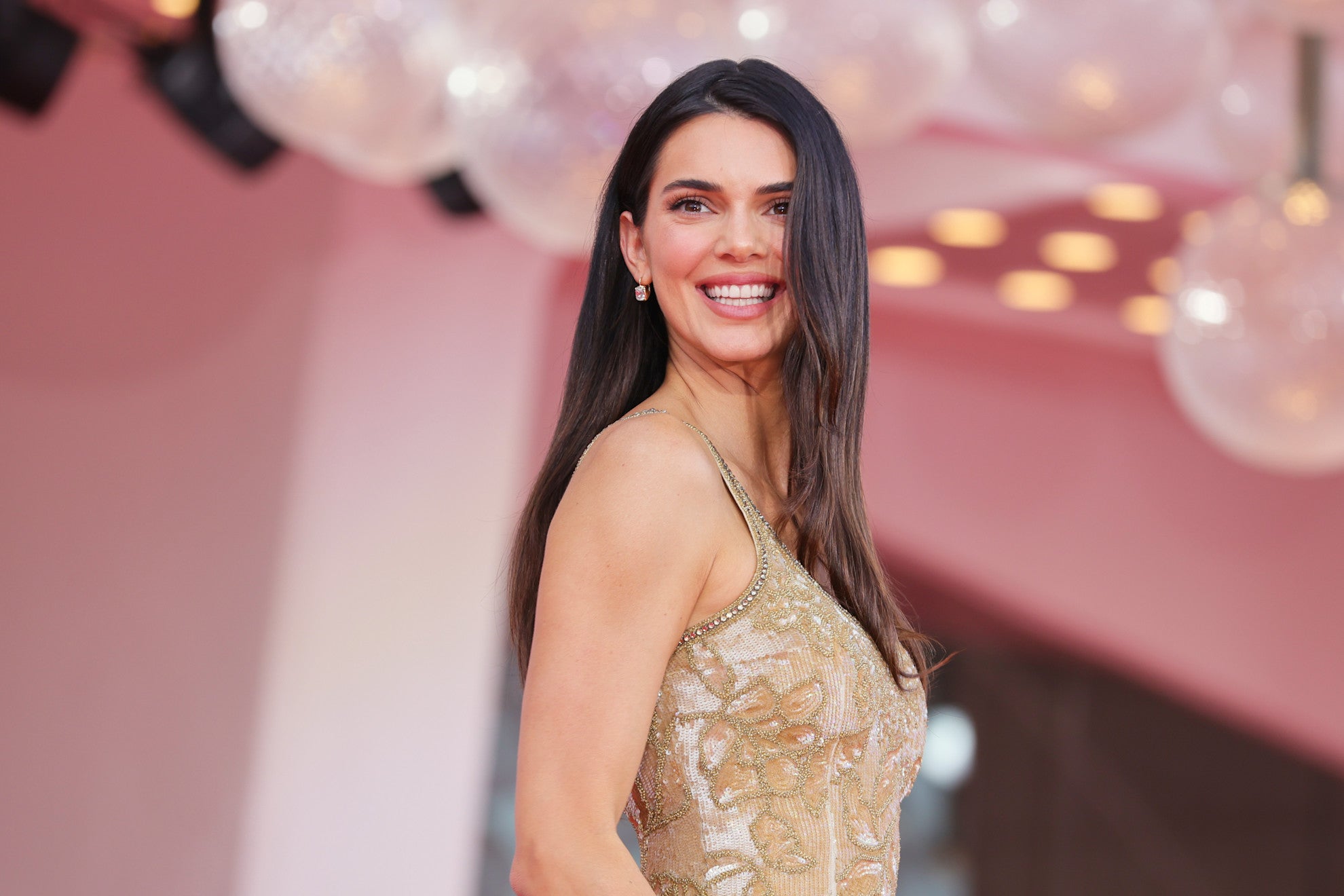 Kendall Jenner dorazila na benátský red carpet v archivním modelu Giorgio Armani
