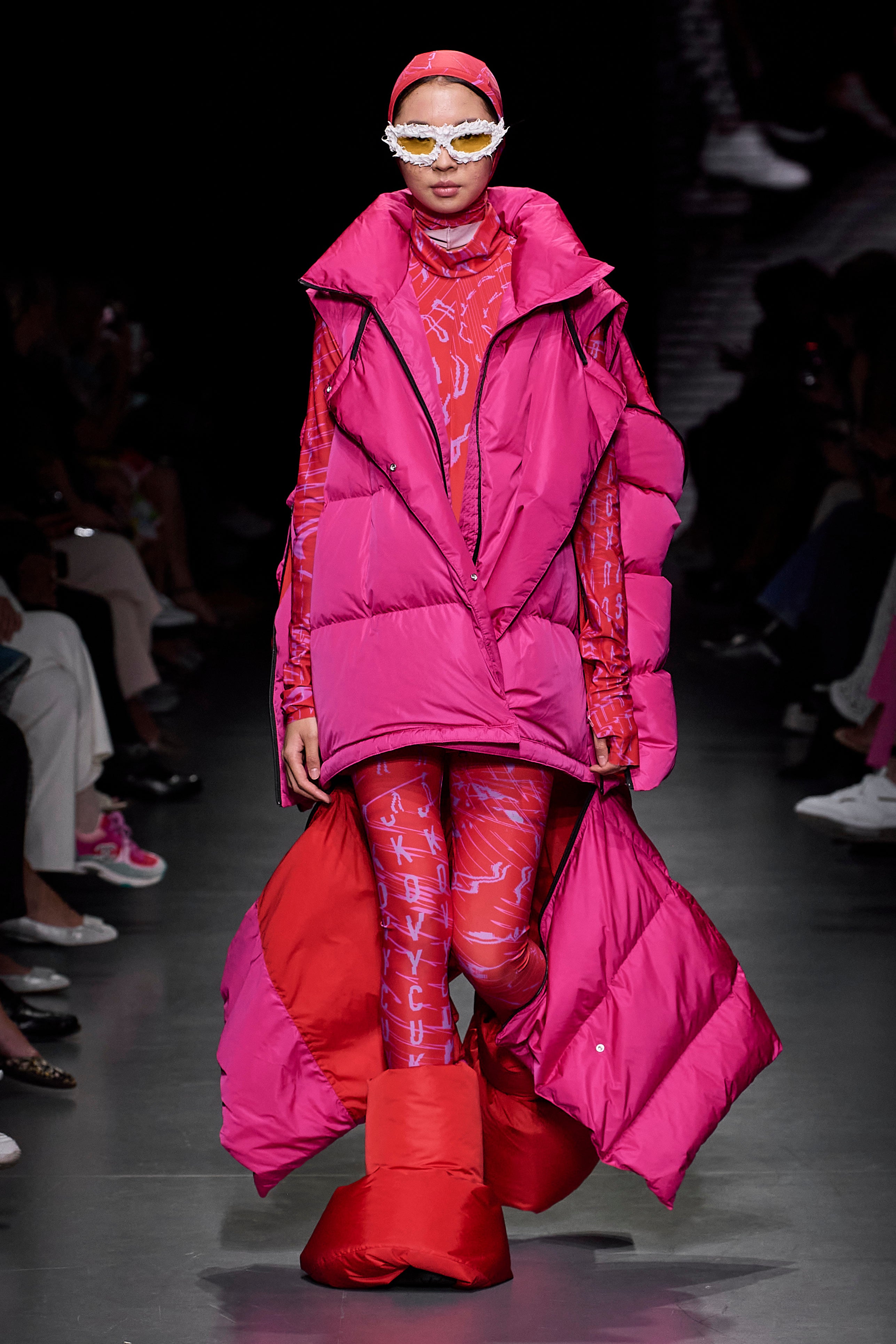 Oblíbená i nenáviděná puffer vesta a jak v ní vypadat konečně cool