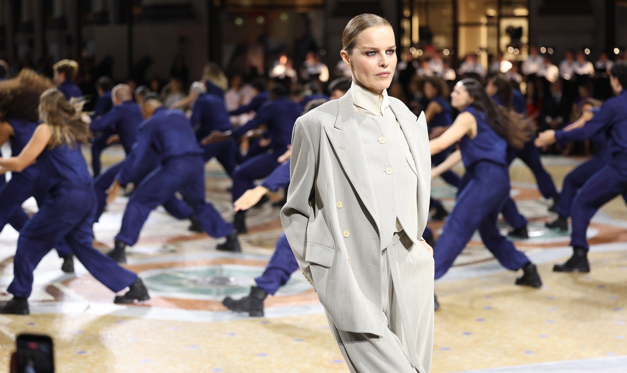 Eva Herzigová na Vogue World v Miláně ztělesnila ikonický power dressing Giorgio Armani