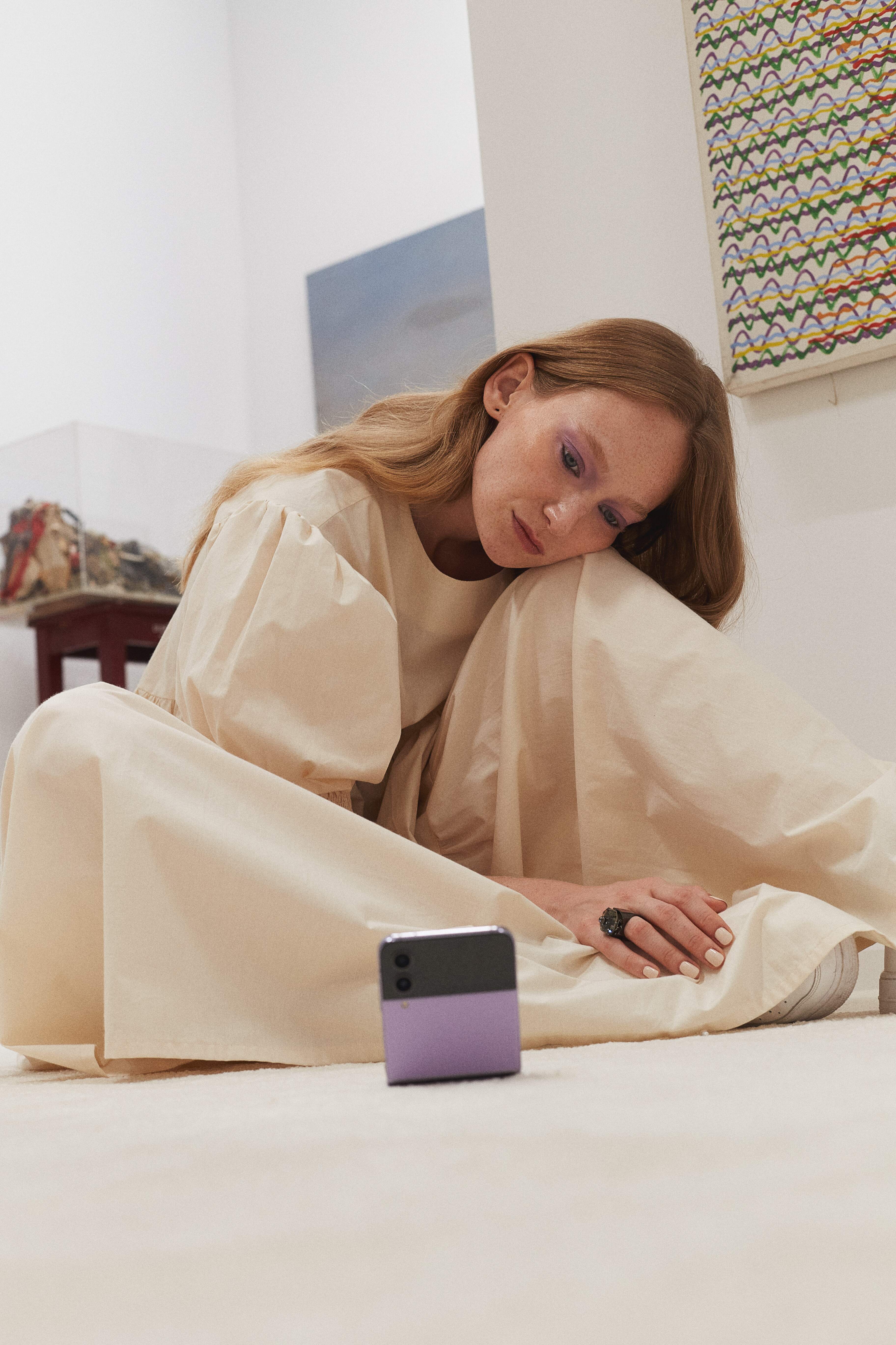 Frederika má na sobě prstýnek, Swarovski; šaty, Anna Tran.  Petr Kvíčala: Triptych, 1988; Bedřich Dlouhý: Nebe (Le ciel), 1973