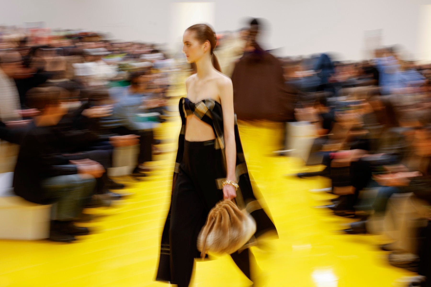 Móda jako nekonečná hra. Nová kolekce Loewe propojuje precizní řemeslo s dětskou radostí