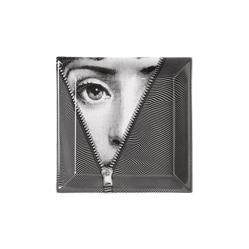 Čtvercový talířek Tema e Variazioni, FORNASETTI, prodává Fornasetti, € 280