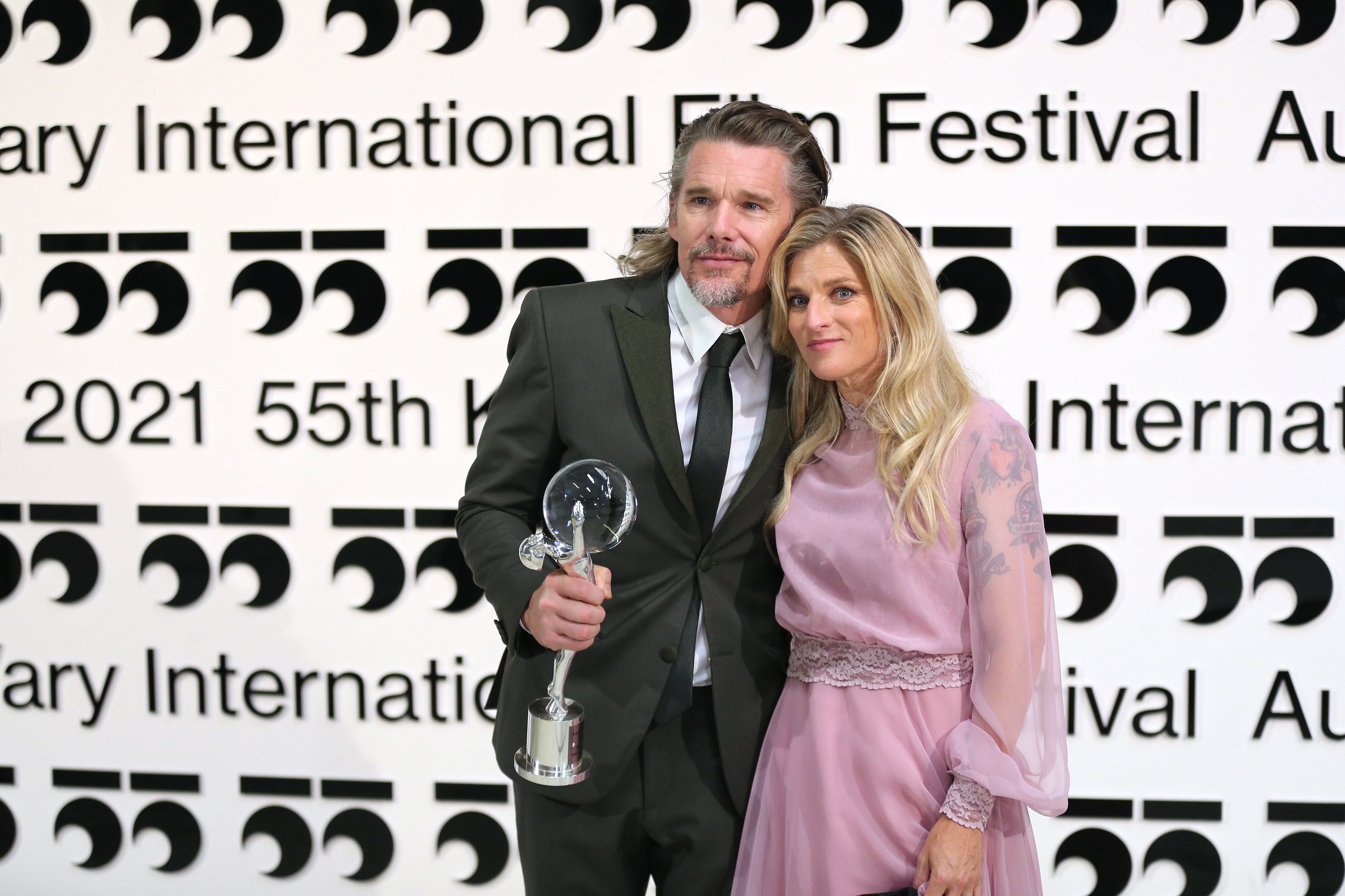 Ethan Hawke s manželkou na závěrečném večeru 55. ročníku Mezinárodního filmového festivalu Karlovy Vary Ethan Hawke s manželkou na závěrečném večeru 55. ročníku Mezinárodního filmového festivalu Karlovy Vary