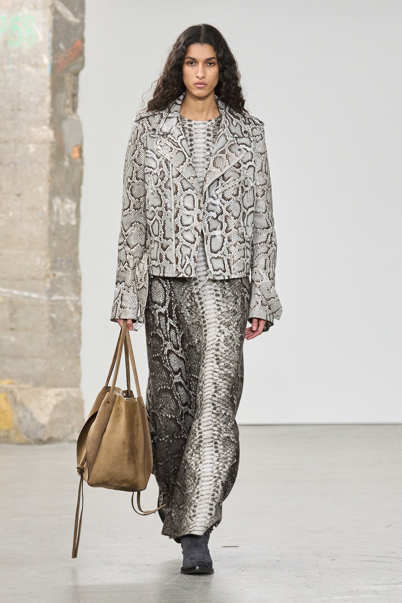 Podzimní šatník v hadí kůži