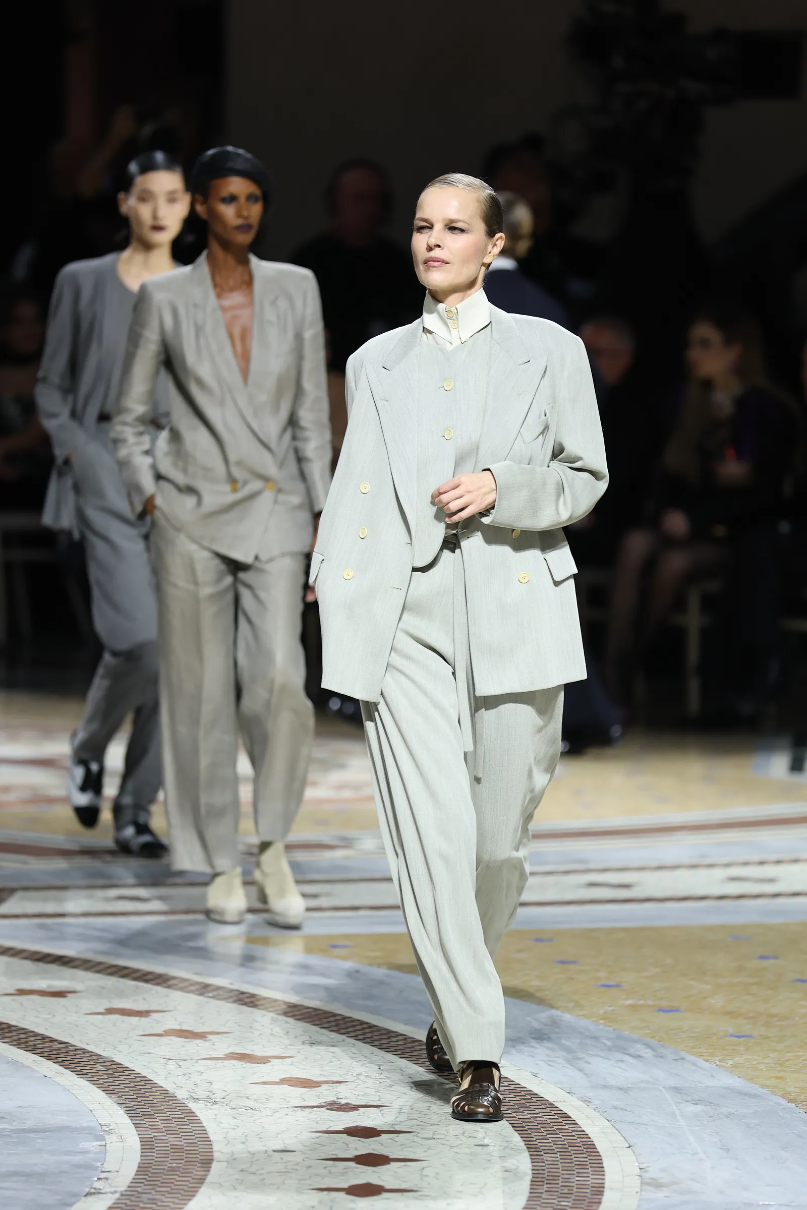 Eva Herzigová v obleku Armani na Vogue World: Milano 2026, 22. září 2026