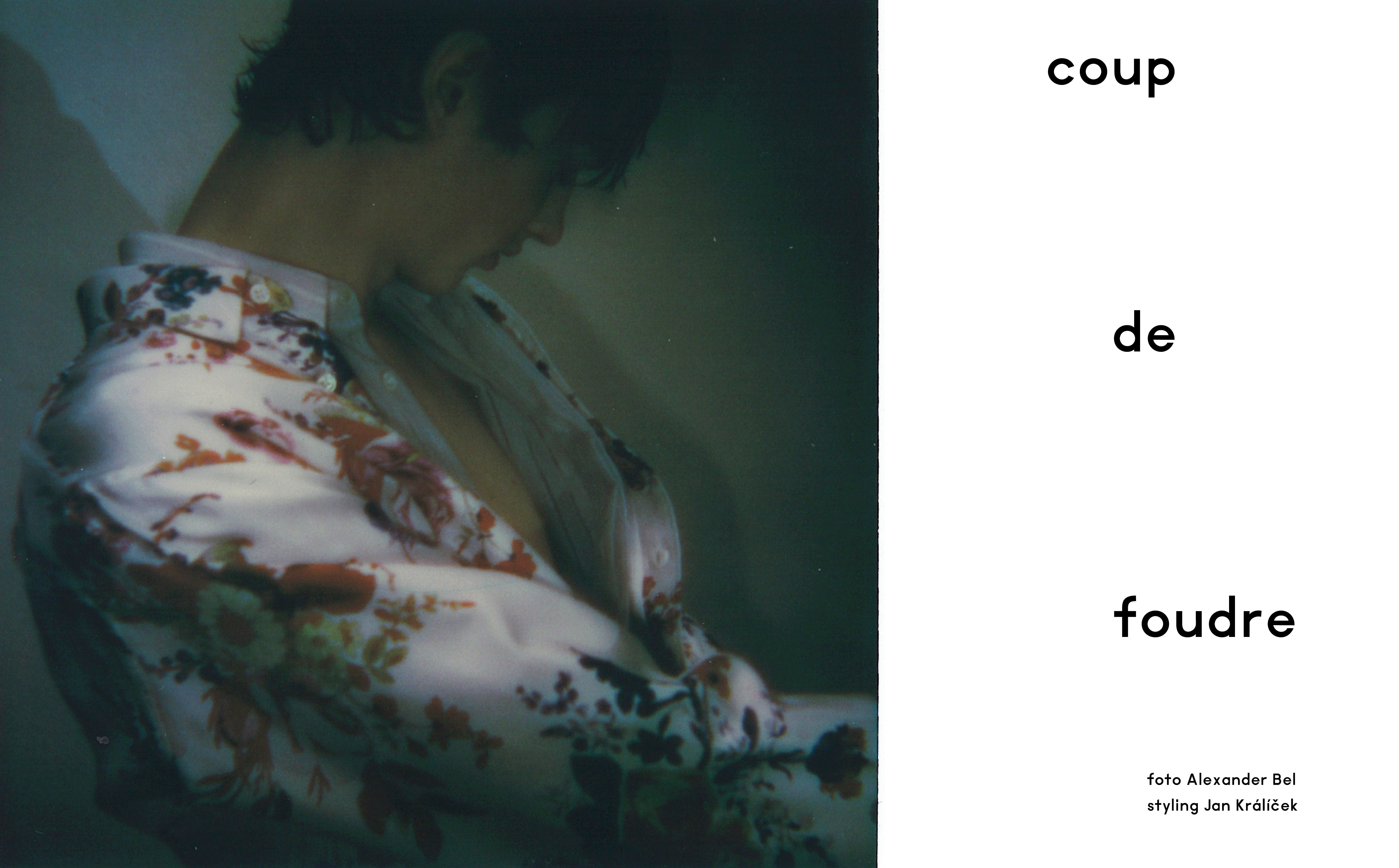 Pruhovaná košile z hedvábí s výšivkou „CD Gothique“, květovaná košile „Bouquet de Fleurs Dior“, obojí DIOR MEN. Pruhovaná košile z hedvábí s výšivkou „CD Gothique“, květovaná košile „Bouquet de Fleurs Dior“, obojí DIOR MEN.