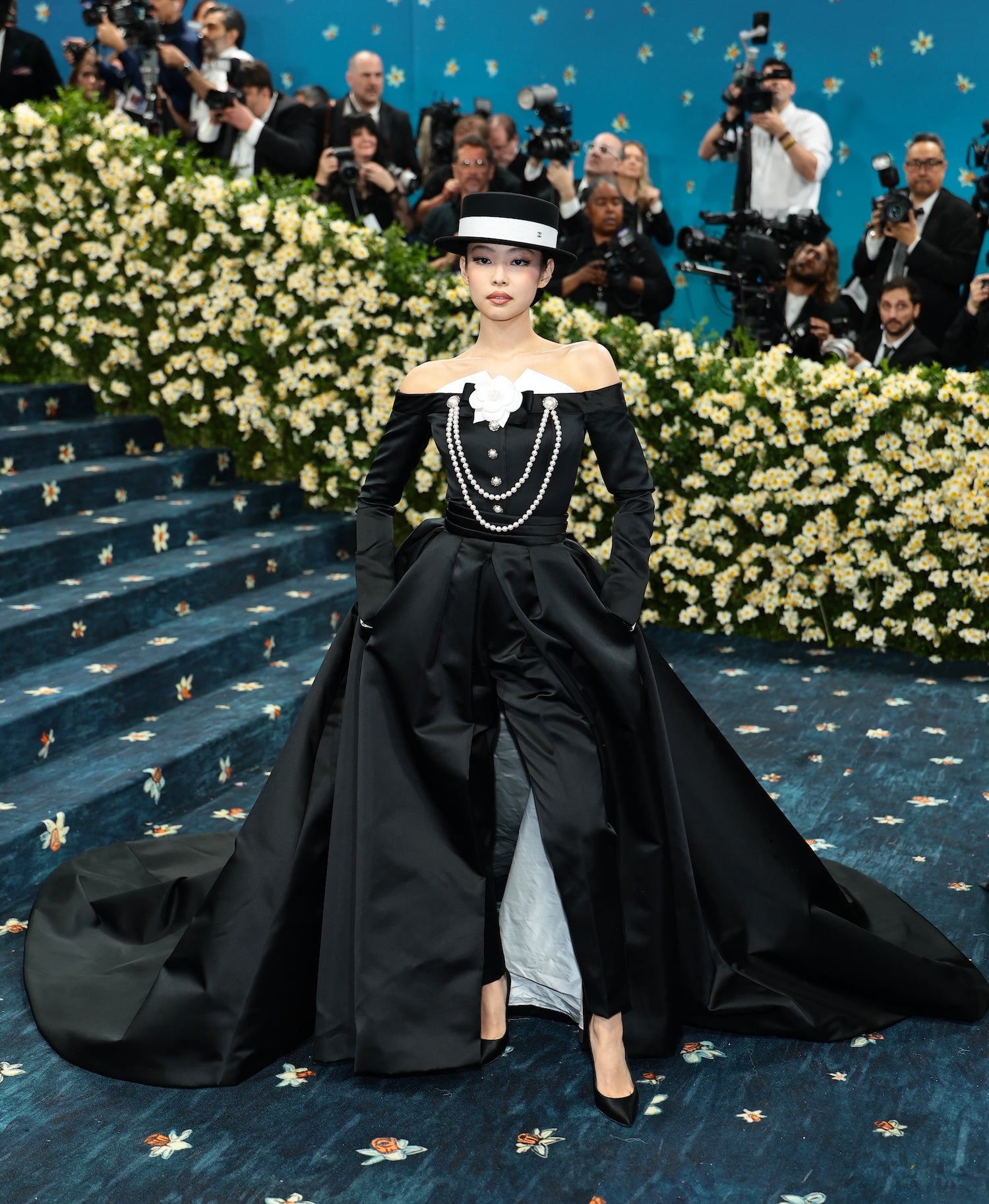 Met Gala 2025: Všechny hvězdy a jejich outfity na červeném koberci