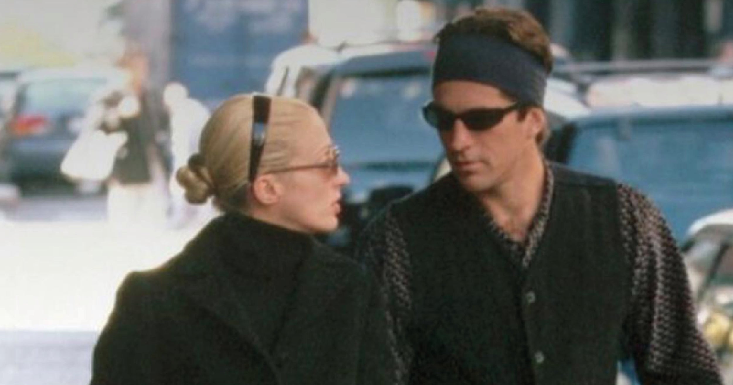Nosím je roky. Až teď jsem zjistil, že jde o nejoblíbenější džíny Carolyn Bessette-Kennedy
