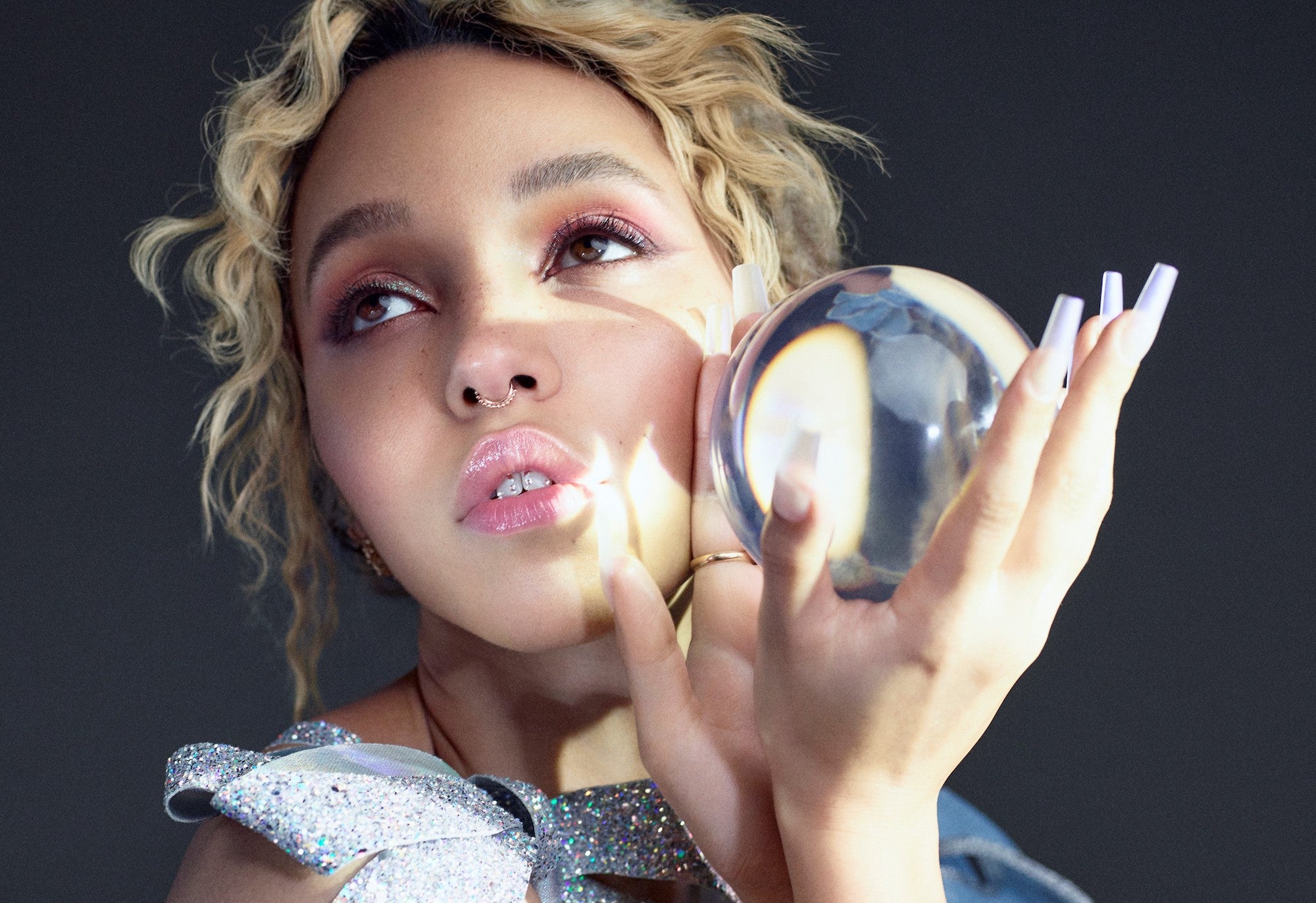 Viktor & Rolf po osmi letech představují zbrusu nový parfém. Jaká je veganská vůně?