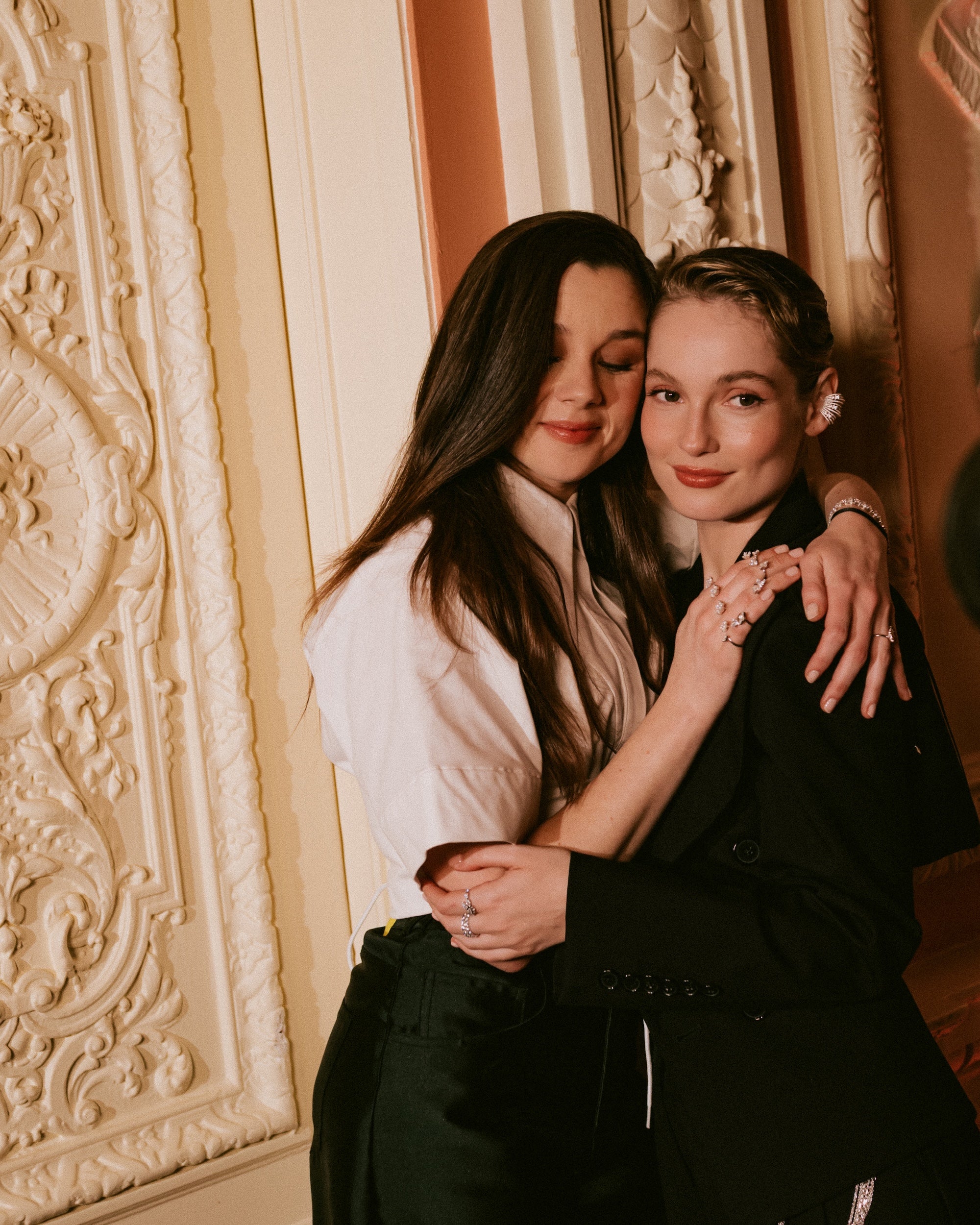 Claudia Jessie a Hannah Dodd o rebelské duši sester Bridgertonových, ananasu jako symbolu lásky a nové kolekci šperků