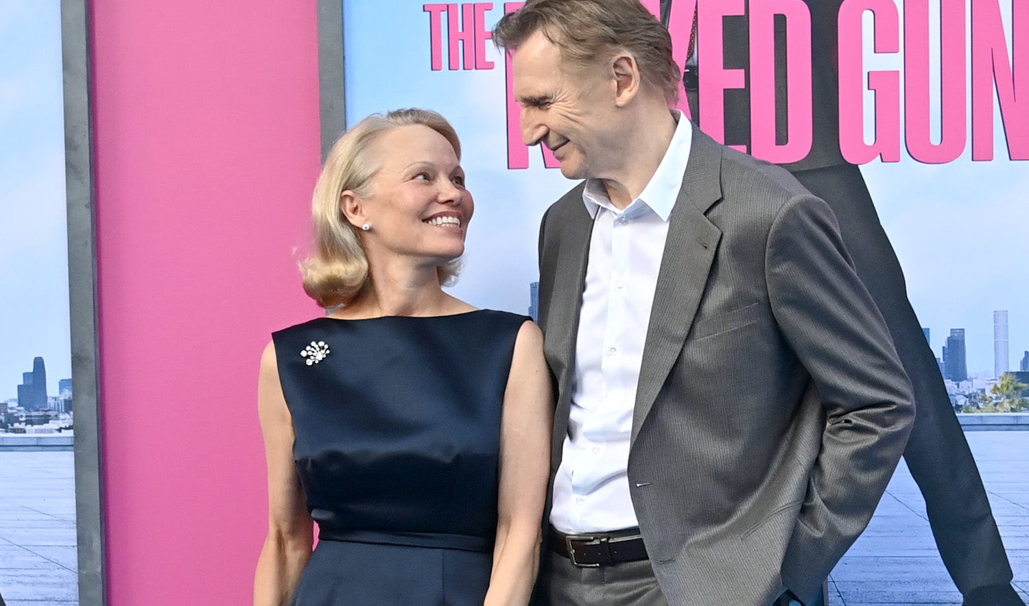 Elegantní šatník ve stylu Jackie Kennedy a zamilované pohledy. Pamela Anderson na turné s Liamem Neesonem