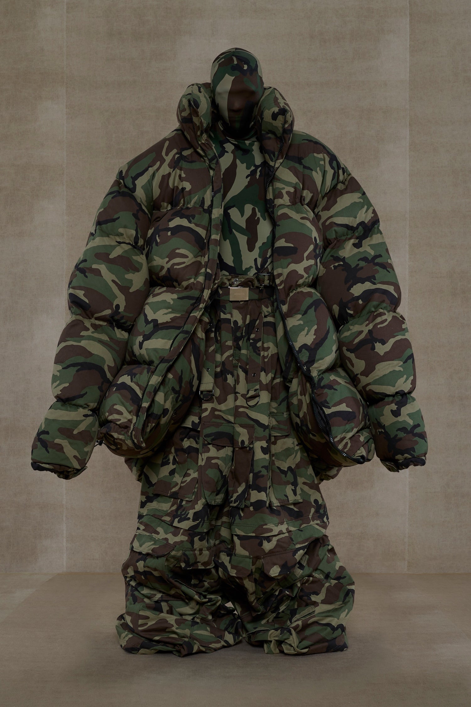  Je OK nosit v téhle době maskáče a army módu?

