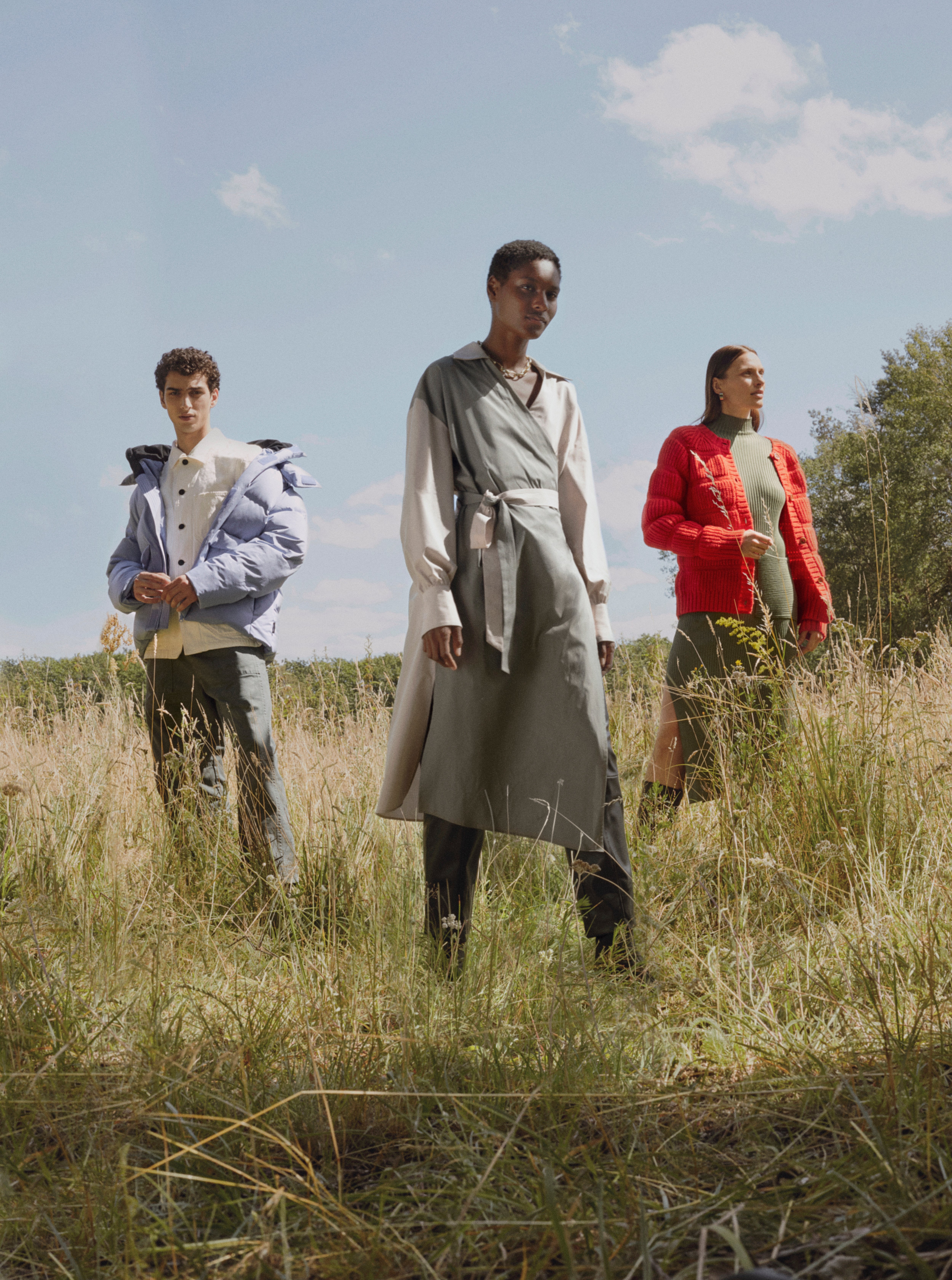 Henrik Vibskov do kolekce přispěl mimo jiné vlněným svetrem v odstínu cherry rajčete Henrik Vibskov do kolekce přispěl mimo jiné vlněným svetrem v odstínu cherry rajčete