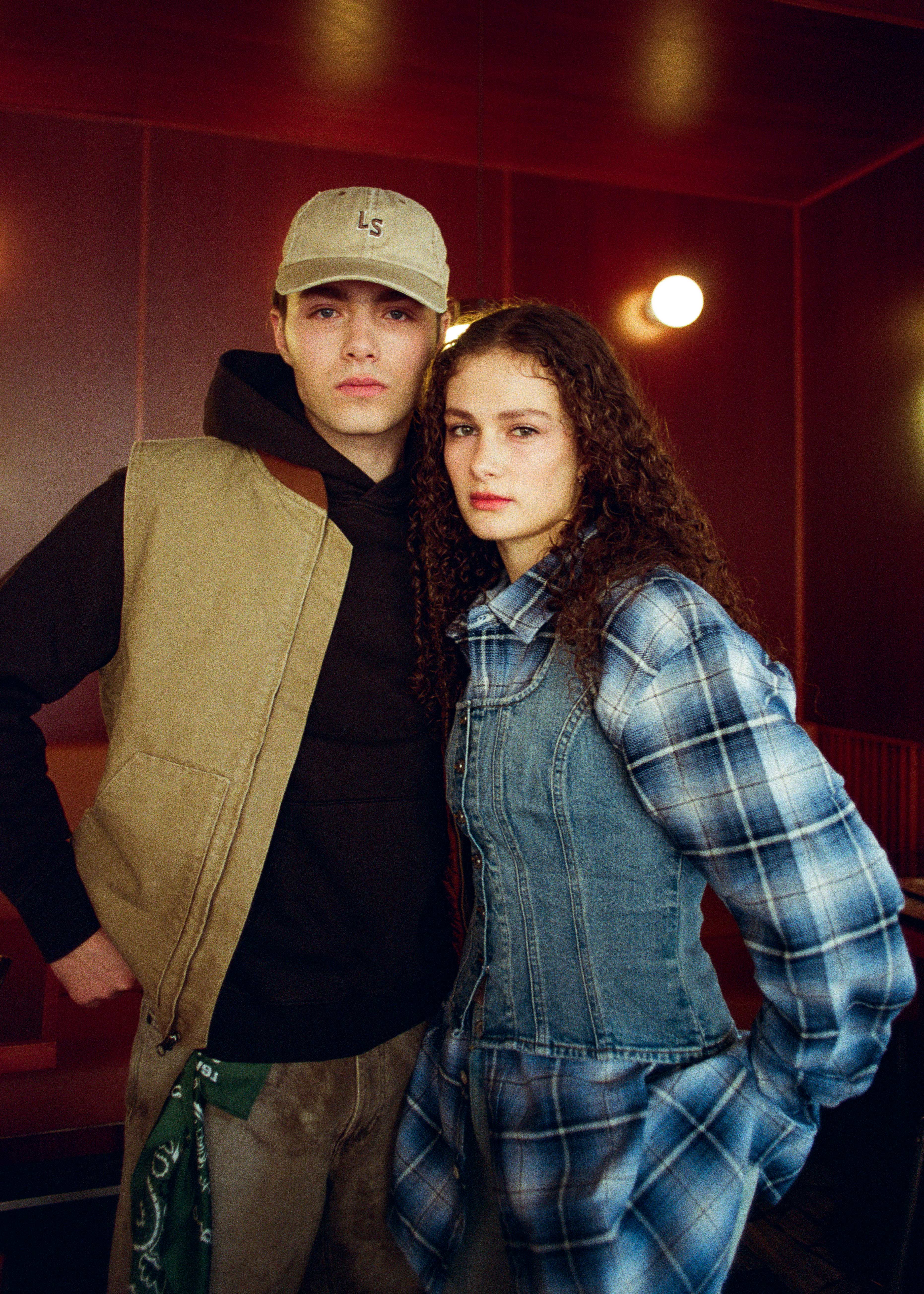 Madlen Moravcová a Šimon Opp , Ona: Top, LEVI’S, 1 999 Kč, prodává LEVI’S Madlen Moravcová a Šimon Opp , Ona: Top, LEVI’S, 1 999 Kč, prodává LEVI’S