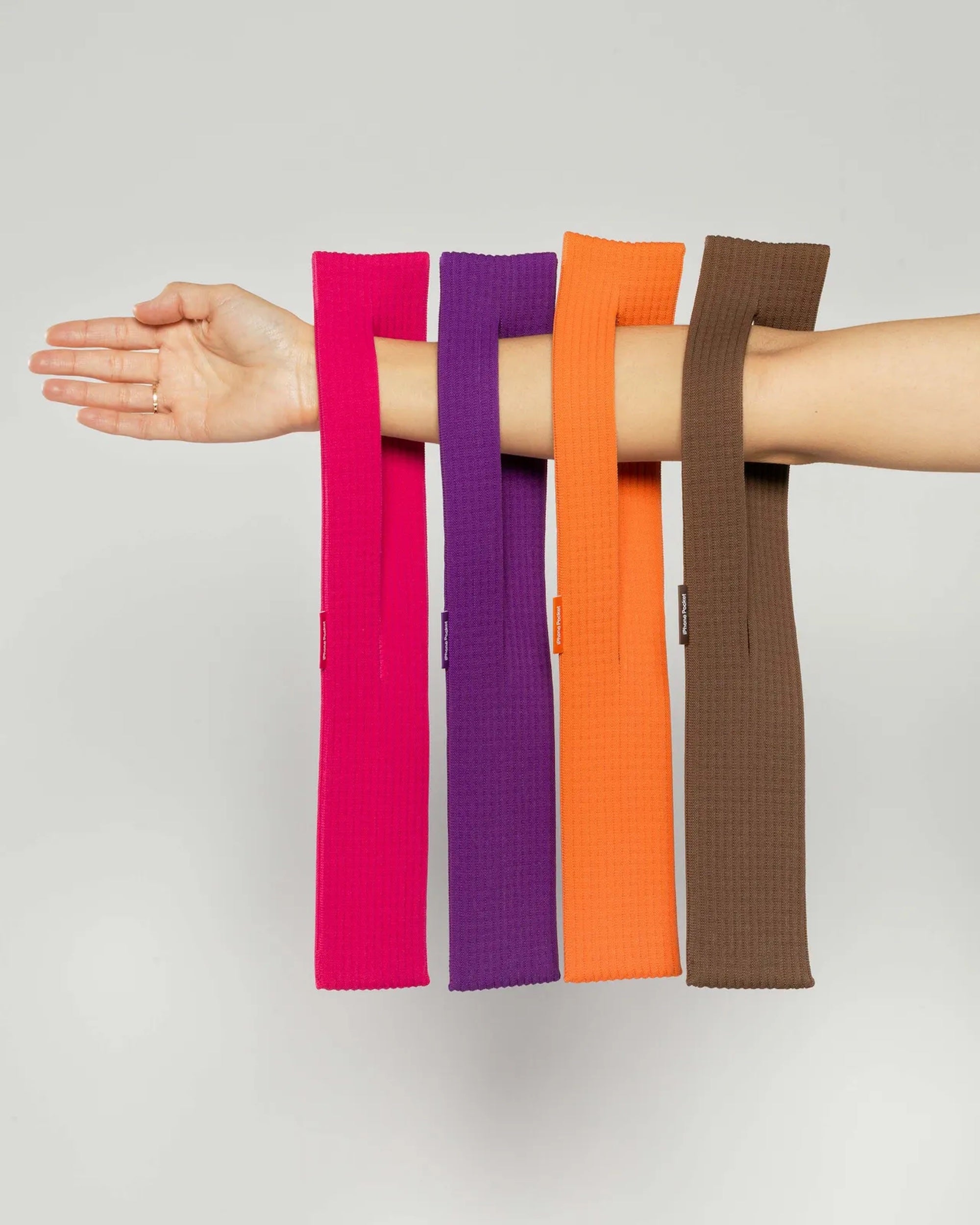 Značky Apple a Issey Miyake spojily síly: iPhone Pocket je poctou designové genialitě