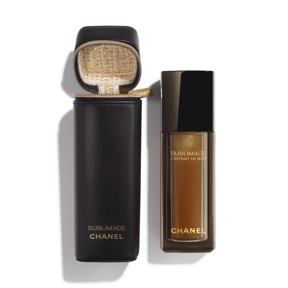 Noční sérum Sublimage L'Extrait du Nuit v limitované edici s tvídovo-koženým pouzdrem, CHANEL, prodává Chanel, 21 210 Kč