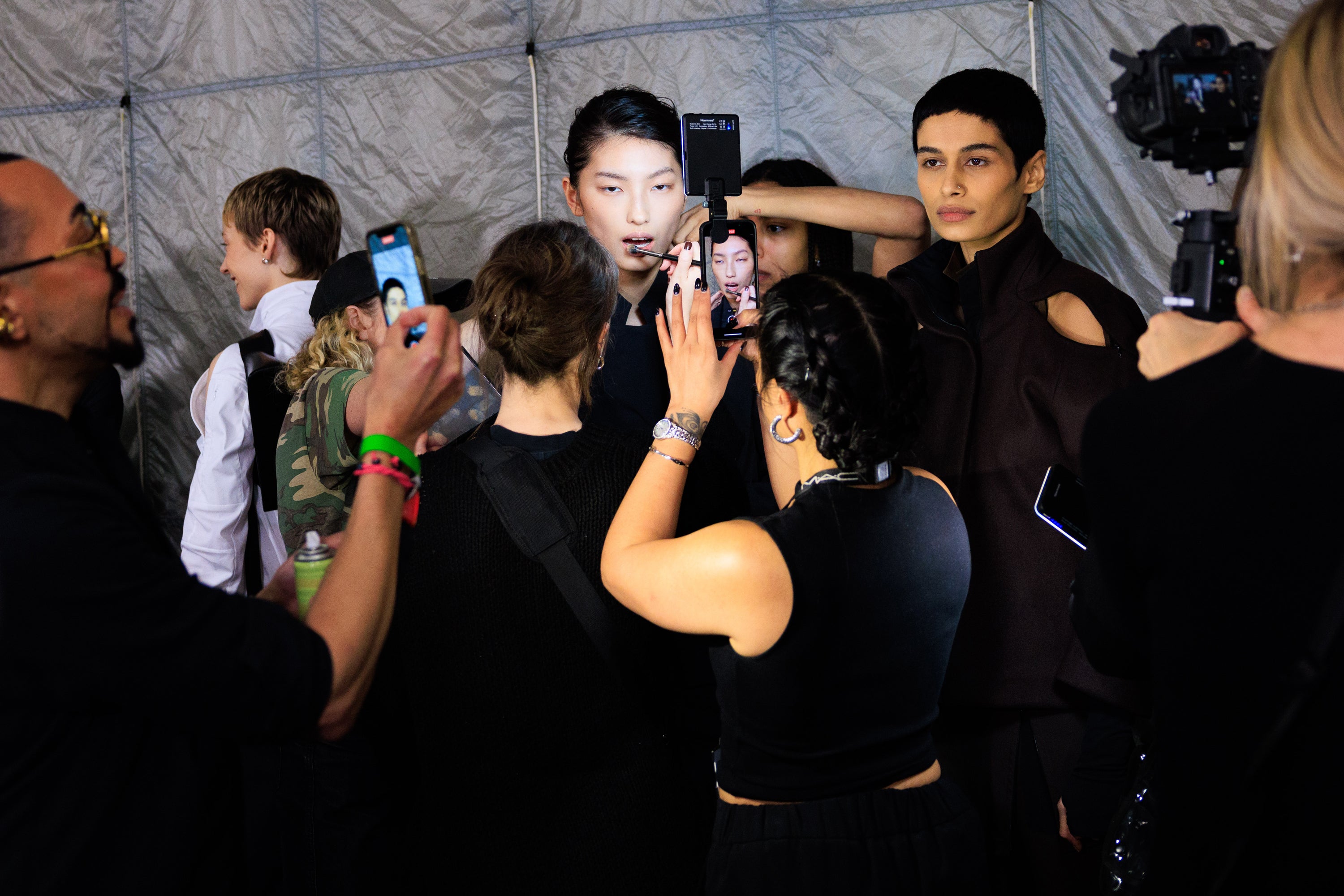 Zákulisí přehlídky podzim - zima 2024/2025, FASHION EAST