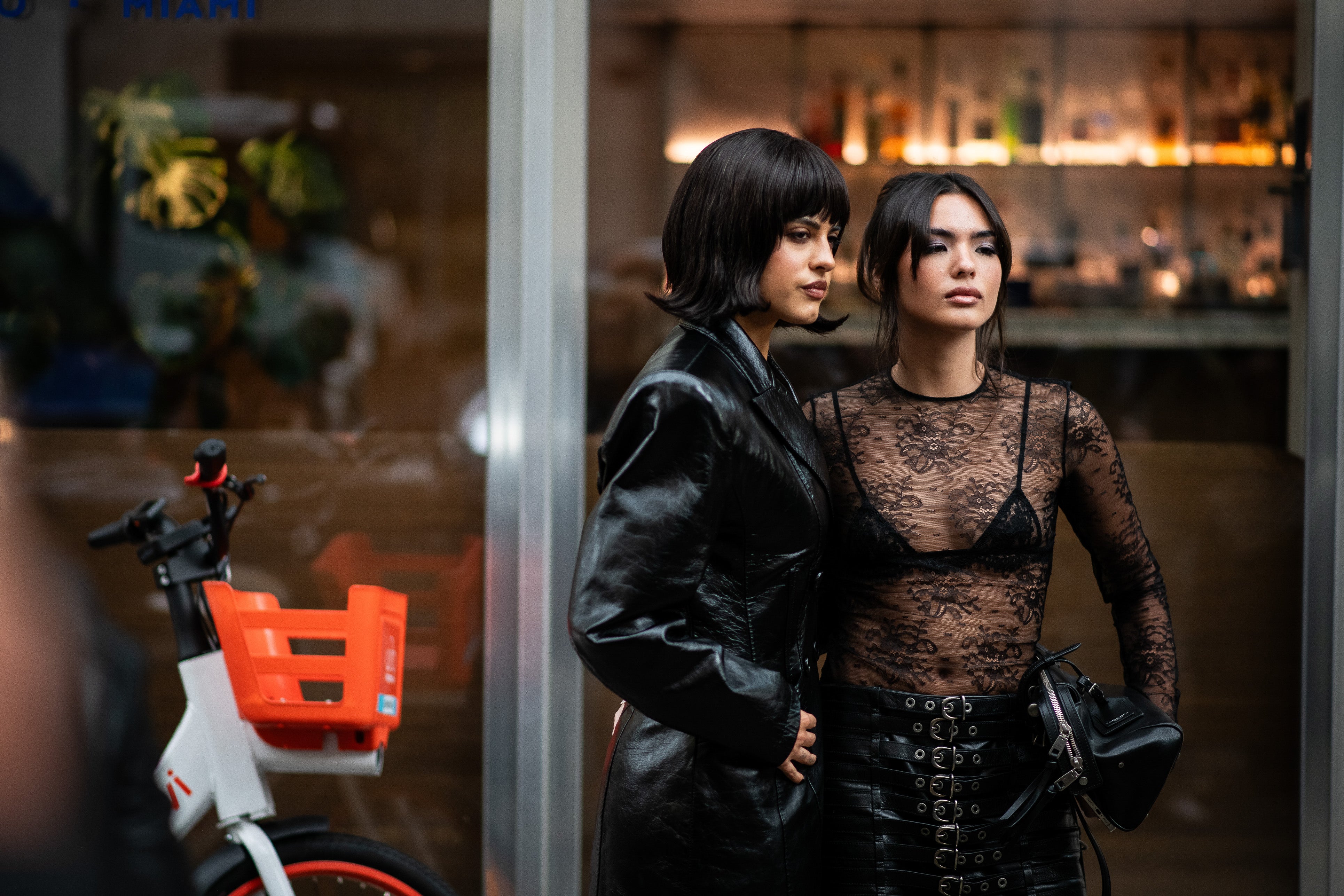 Podprsenka je součást outfitu. Tak proč ji skrývat?