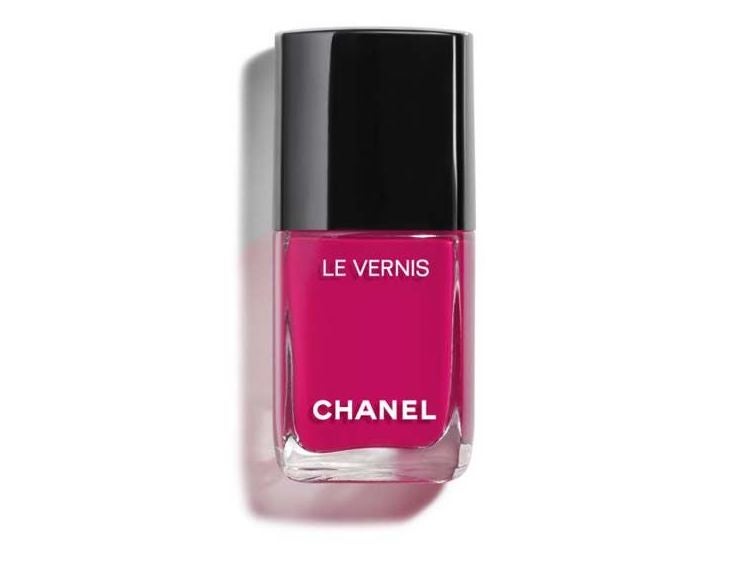 Lak na nehty Le Vernis v odstínu 506 Camélia, CHANEL, prodává Douglas, 830 Kč
