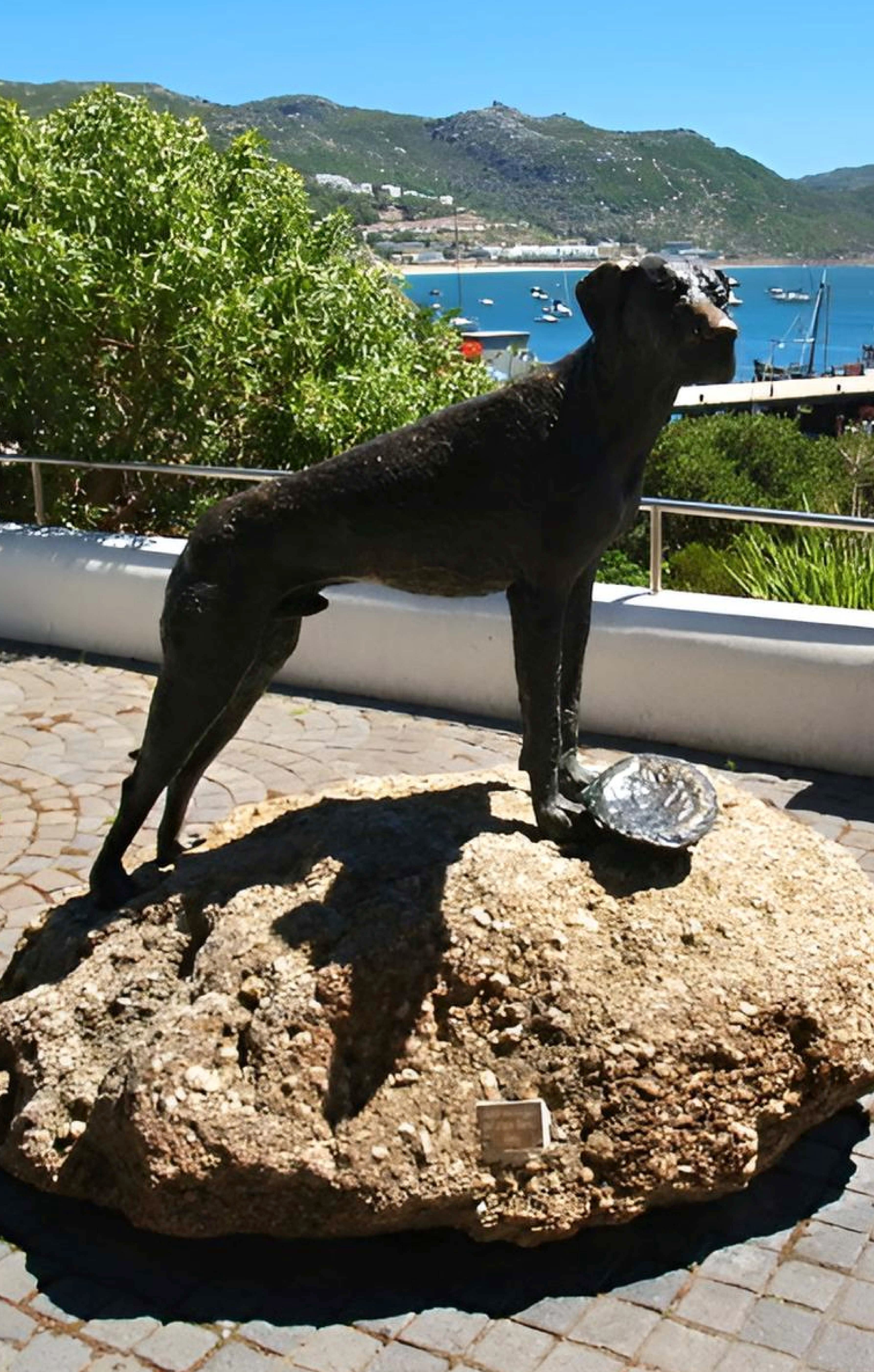 V roce 1985 byla na náměstí Jubilee odhalena bronzová socha Justa Nuisance od sochařky Je an Doyle.