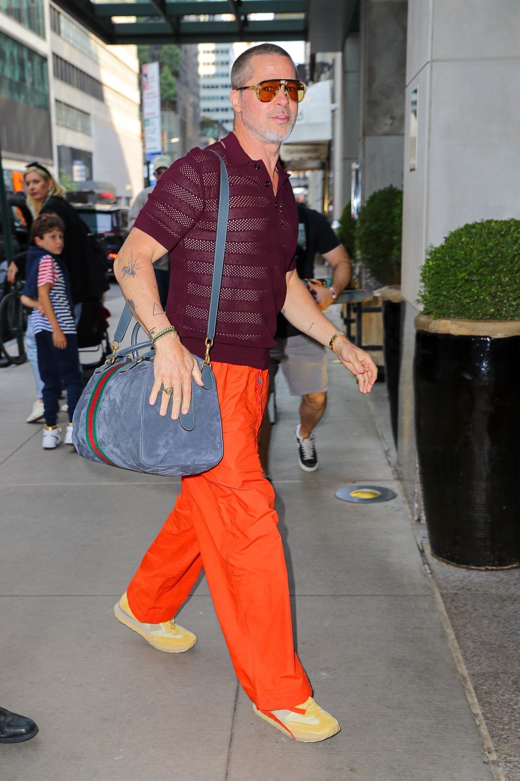 Oranžové kalhoty, taška Gucci a brýle jako z Top Gunu: Brad Pitt ukázal, jak nosit léto