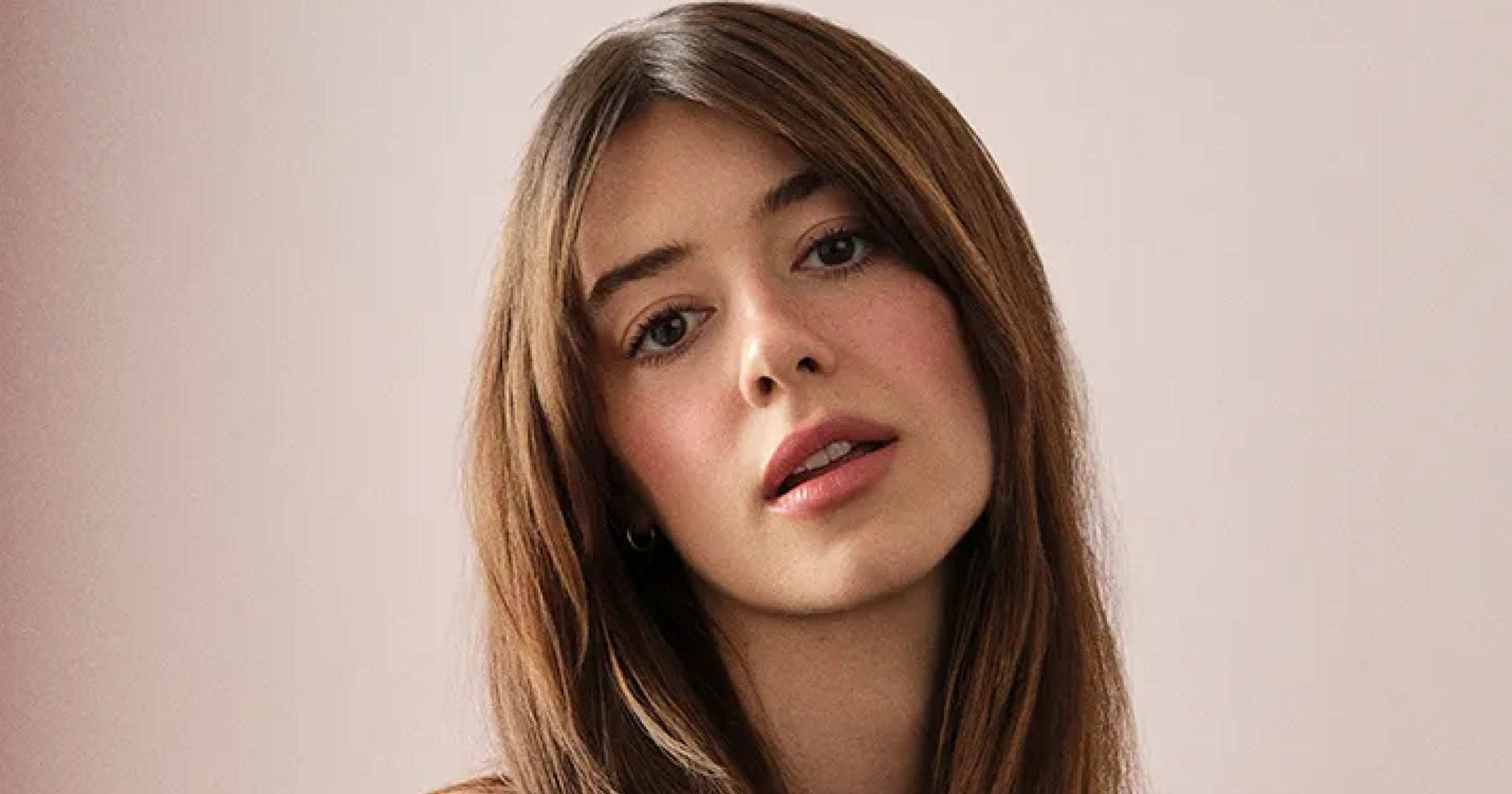 Daisy Edgar-Jones: Od ukradené tvářenky k nové globální ambasadorce Estée Lauder