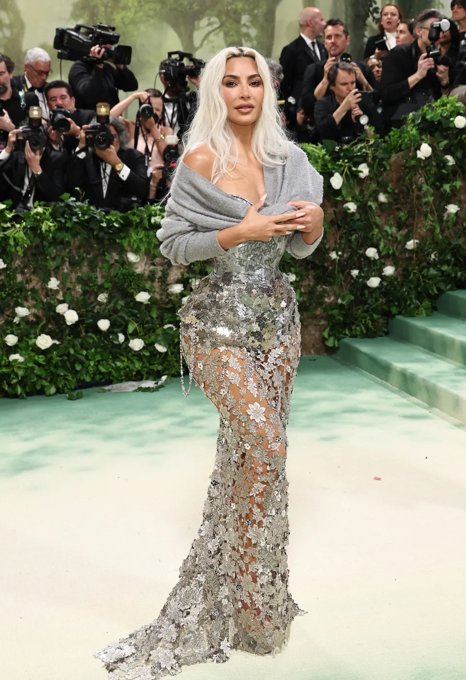 Kim Kardashian v šatech Maison Margiela by John Galliano na Met Gala 2024