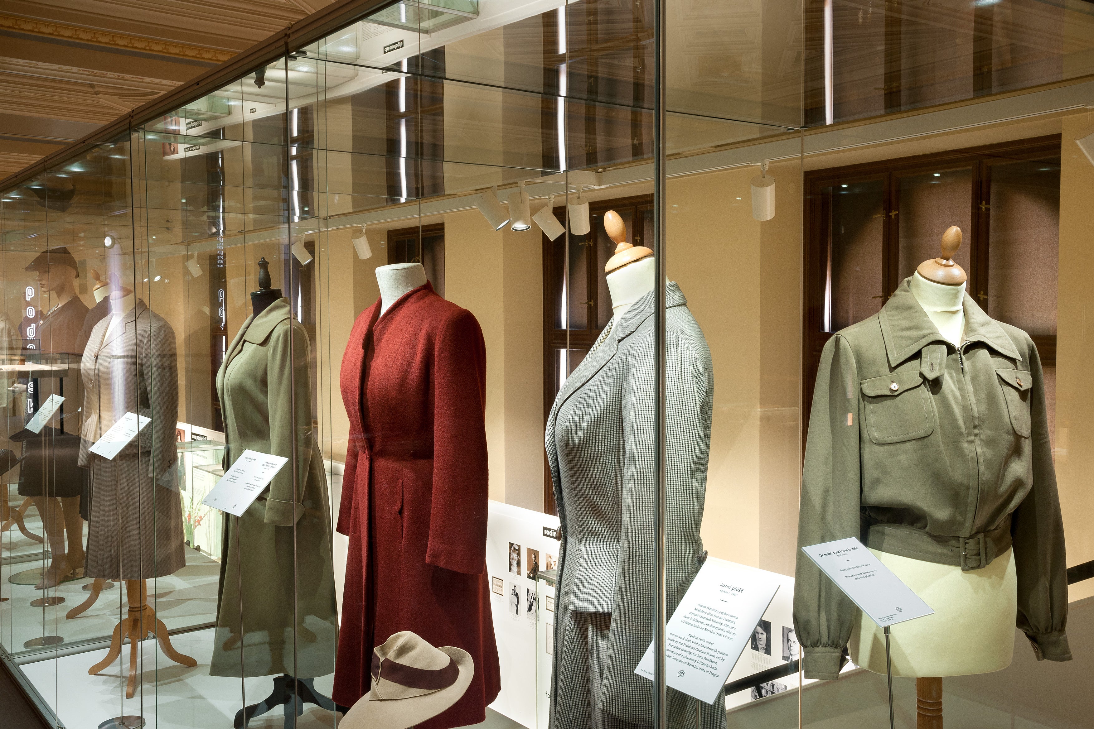 O čem snily ženy. Šaty Podolské, které nosily filmové hvězdy, můžete vidět do května