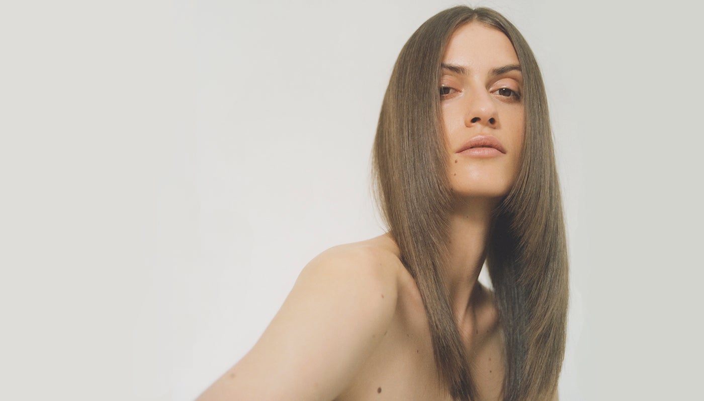 Vogue Lab: Jak si žehličkou udělat vlny a dokonale hladké vlasy