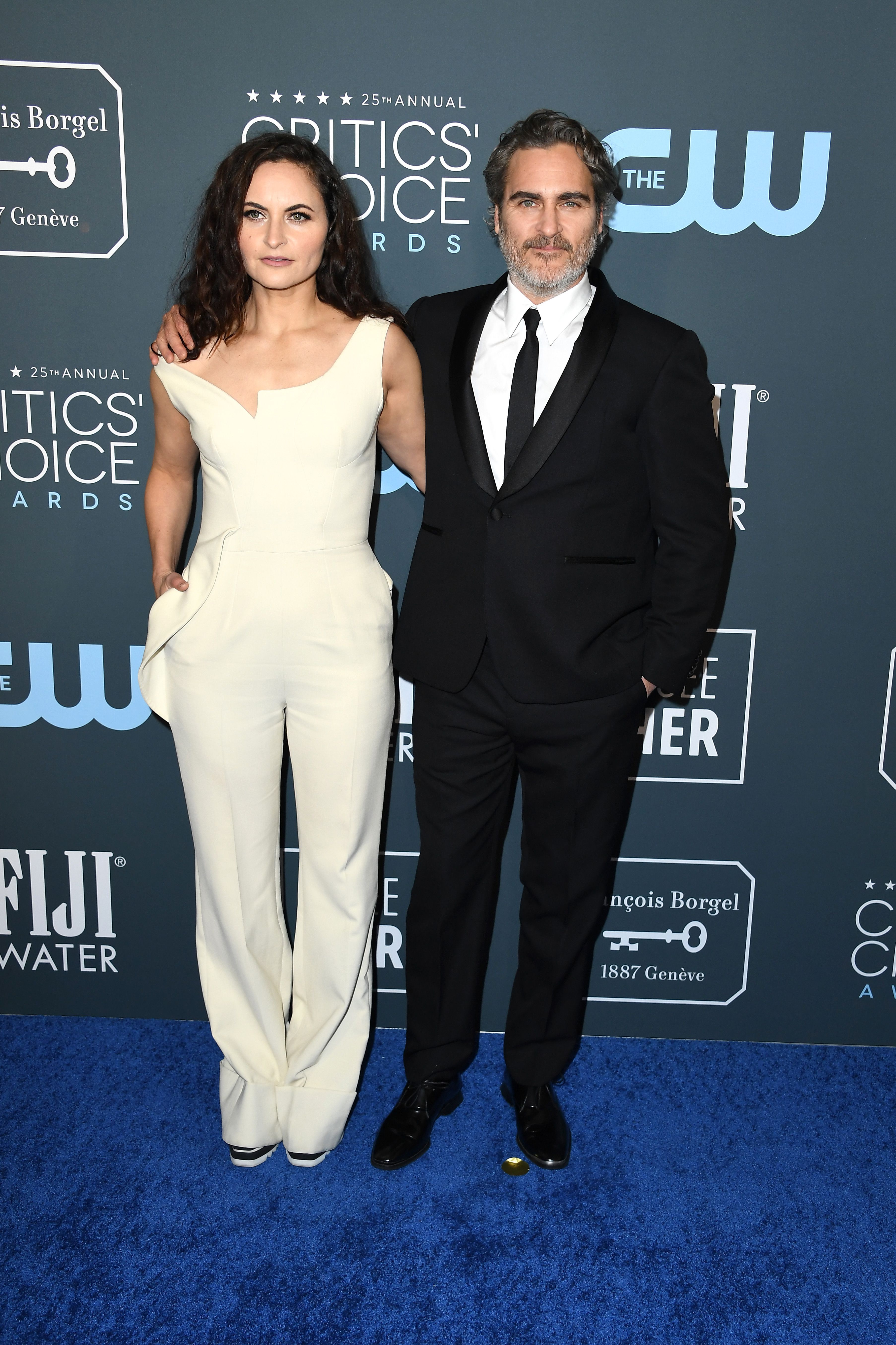 Rain Phoenix a Joaquin Phoenix v obleku Stella McCarrtney na Critics' Choice Awards, 2020 Rain Phoenix a Joaquin Phoenix v obleku Stella McCarrtney na Critics' Choice Awards, 2020