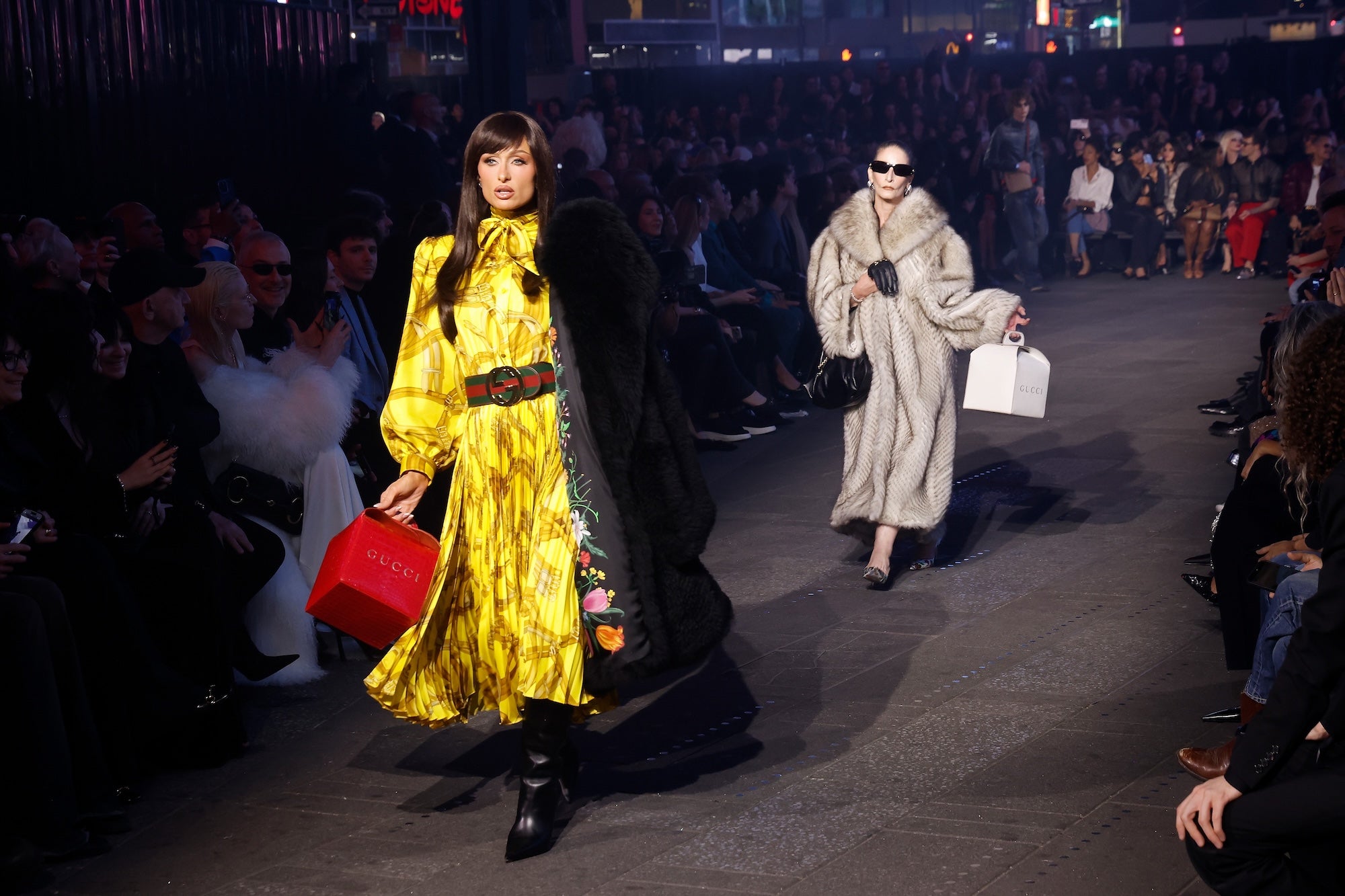 Demna dekonstruuje módu kolekcí Guccicore v srdci New Yorku s Paris Hilton a Cindy Crawford v hlavní roli