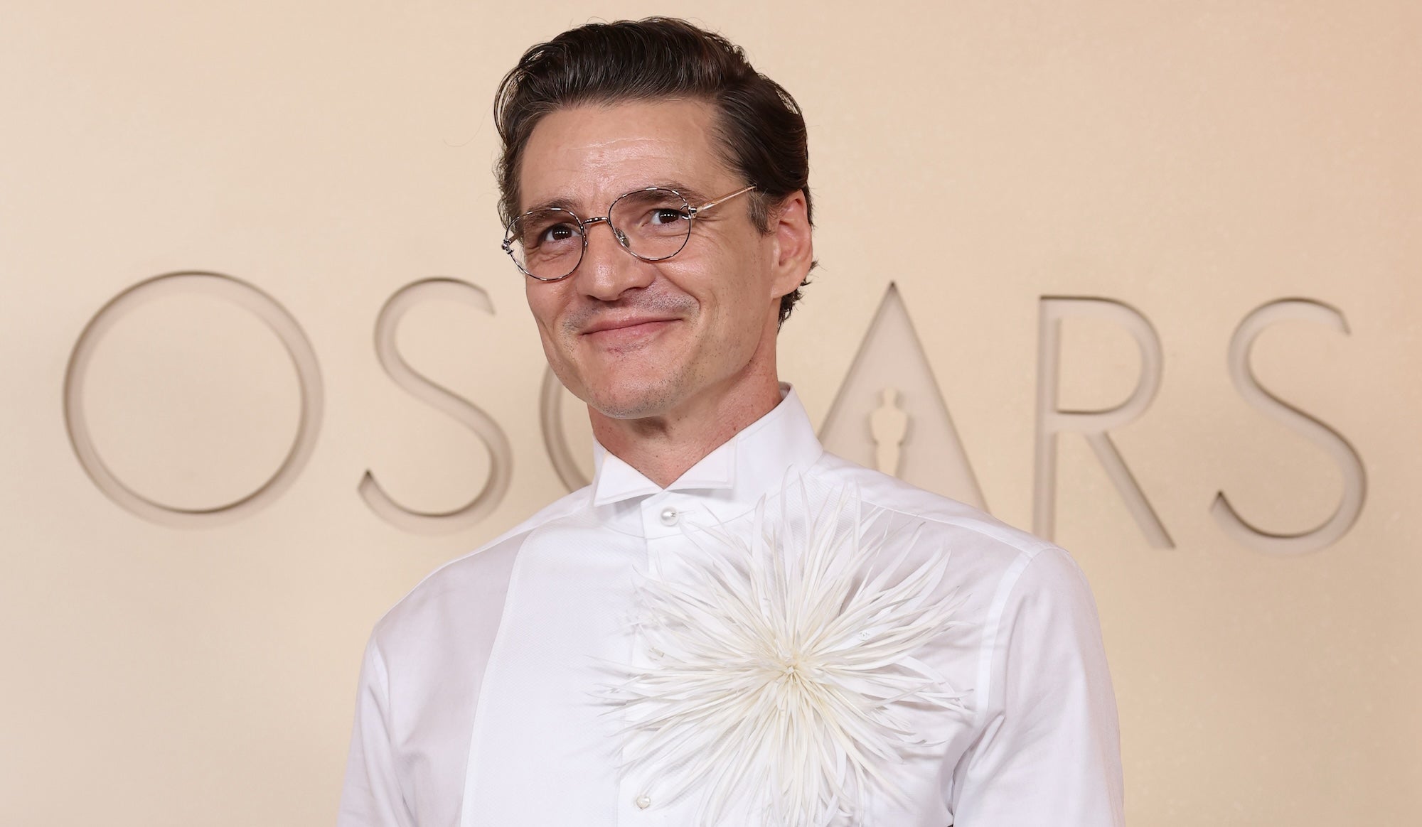 Ovládne rok 2026 poetcore? Pedro Pascal dorazil na Oscary hladce oholený, s perlami od Chanel a nejvíc sexy brýlemi sezony
