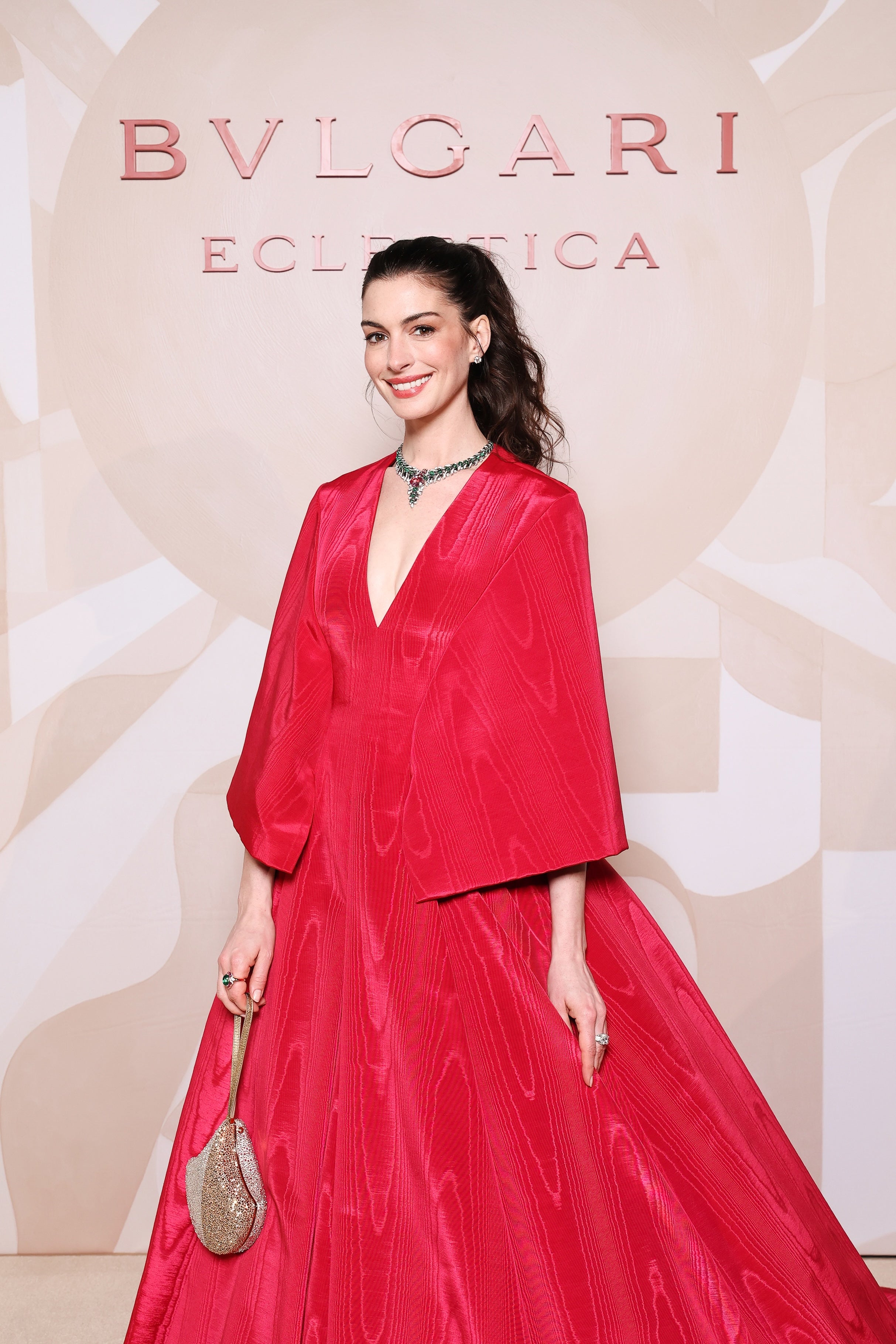 Čím zaujaly Anne Hathaway a Dua Lipa na uvedení kolekce šperků Bulgari Eclettica