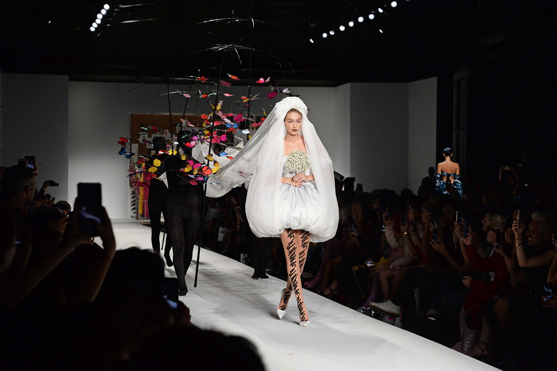 Gigi Hadid na přehlídce Moschino, Milan Fashion Week Spring/Summer 2019