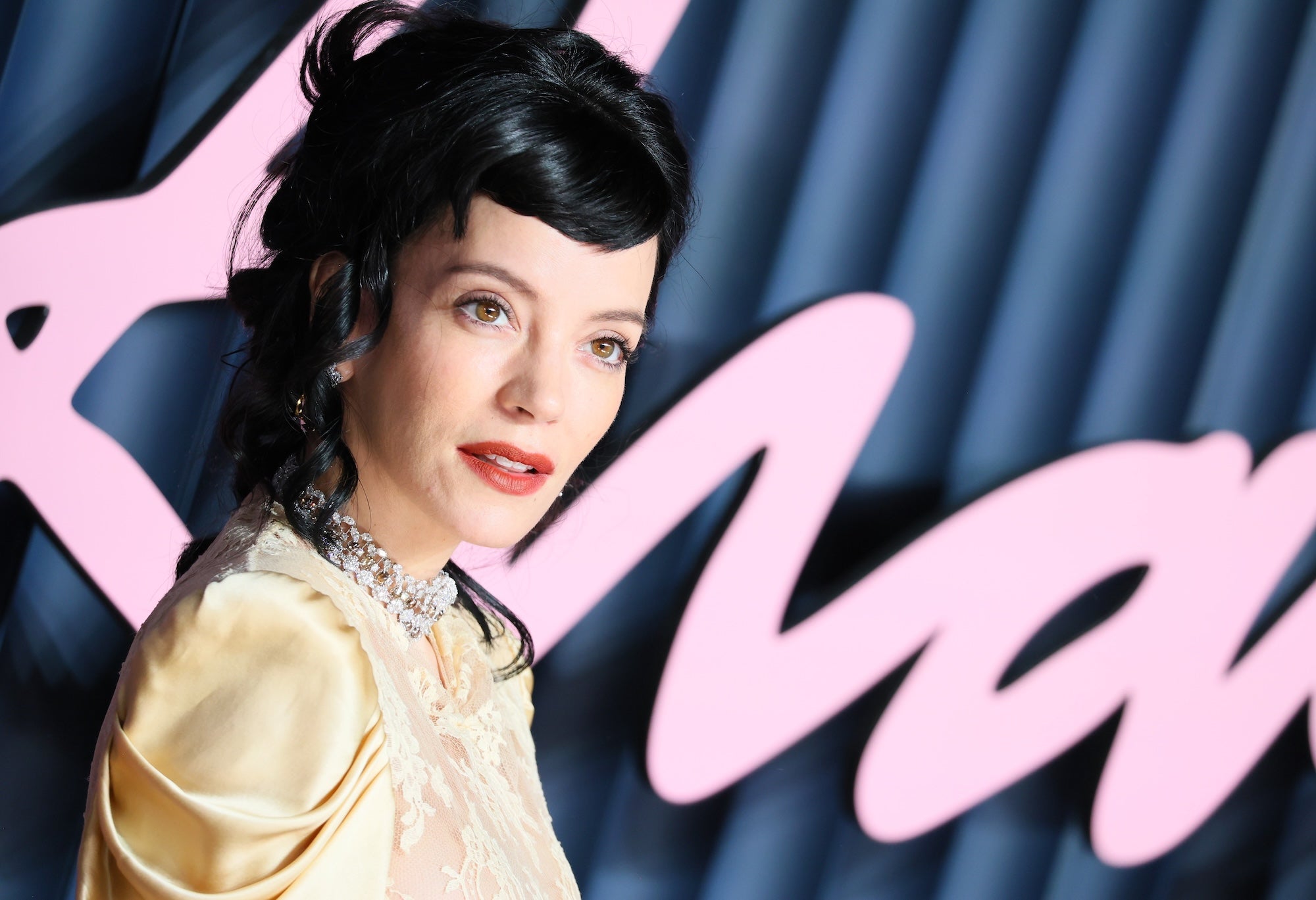 Business podle Lily Allen. Jak se z rebelky éry MySpace stala nejvýdělečnější múza luxusních domů roku 2026