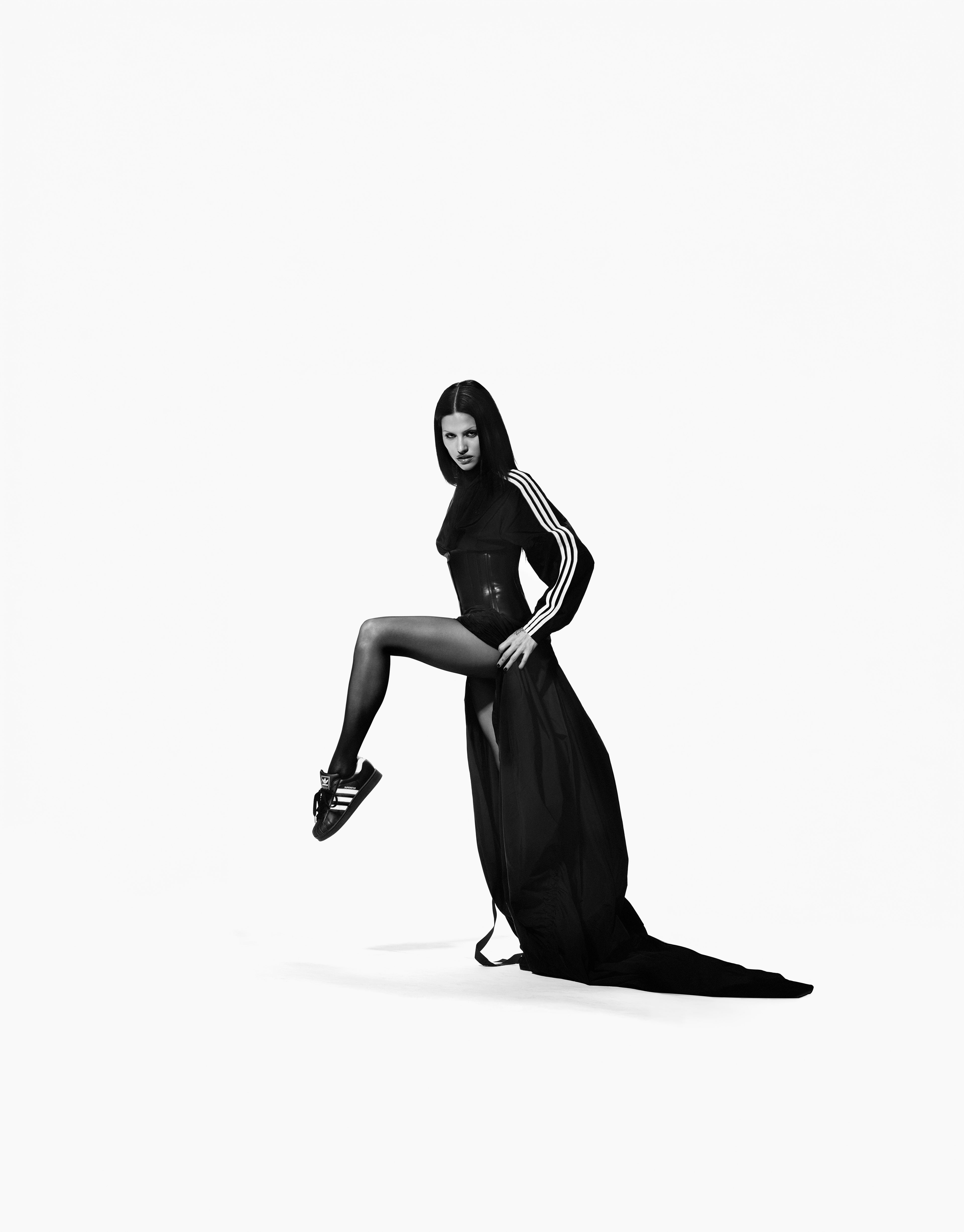 Gabbriette v kampani na tenisky adidas Superstar