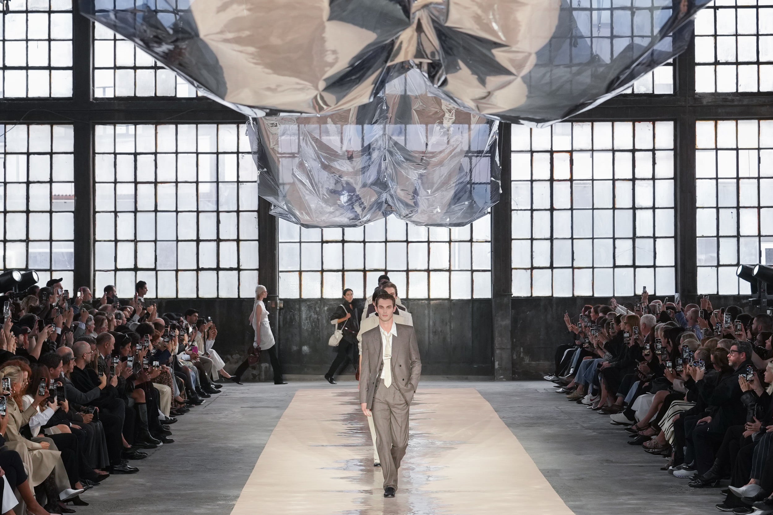 Živě z Milána: Boss představuje Paradox - kolekci na jaro - léto 2026