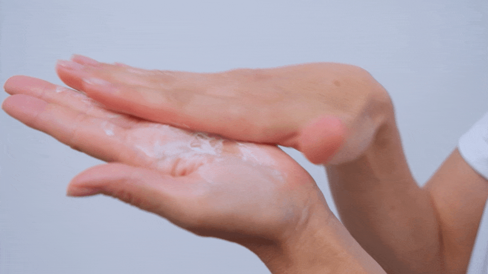 Použijte TimeWise® Age Minimize 3D™ Čisticí krém/gel 4 v 1 pro odstranění nečistot z pleti.