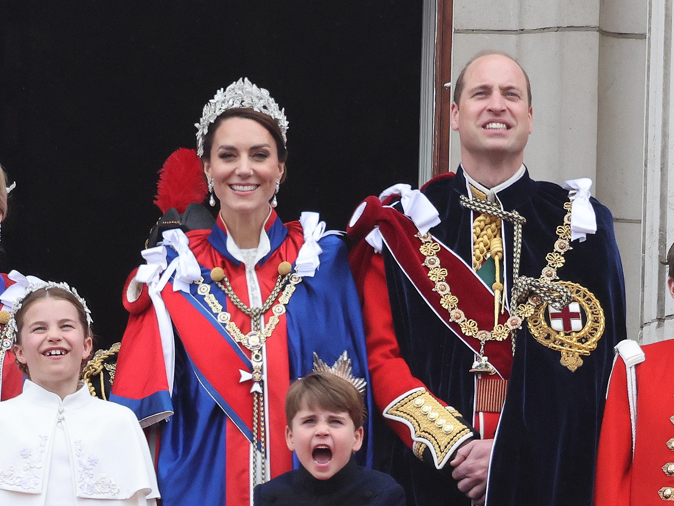 Korunovační šaty princezny Catherine nesou odkaz na její svatbu