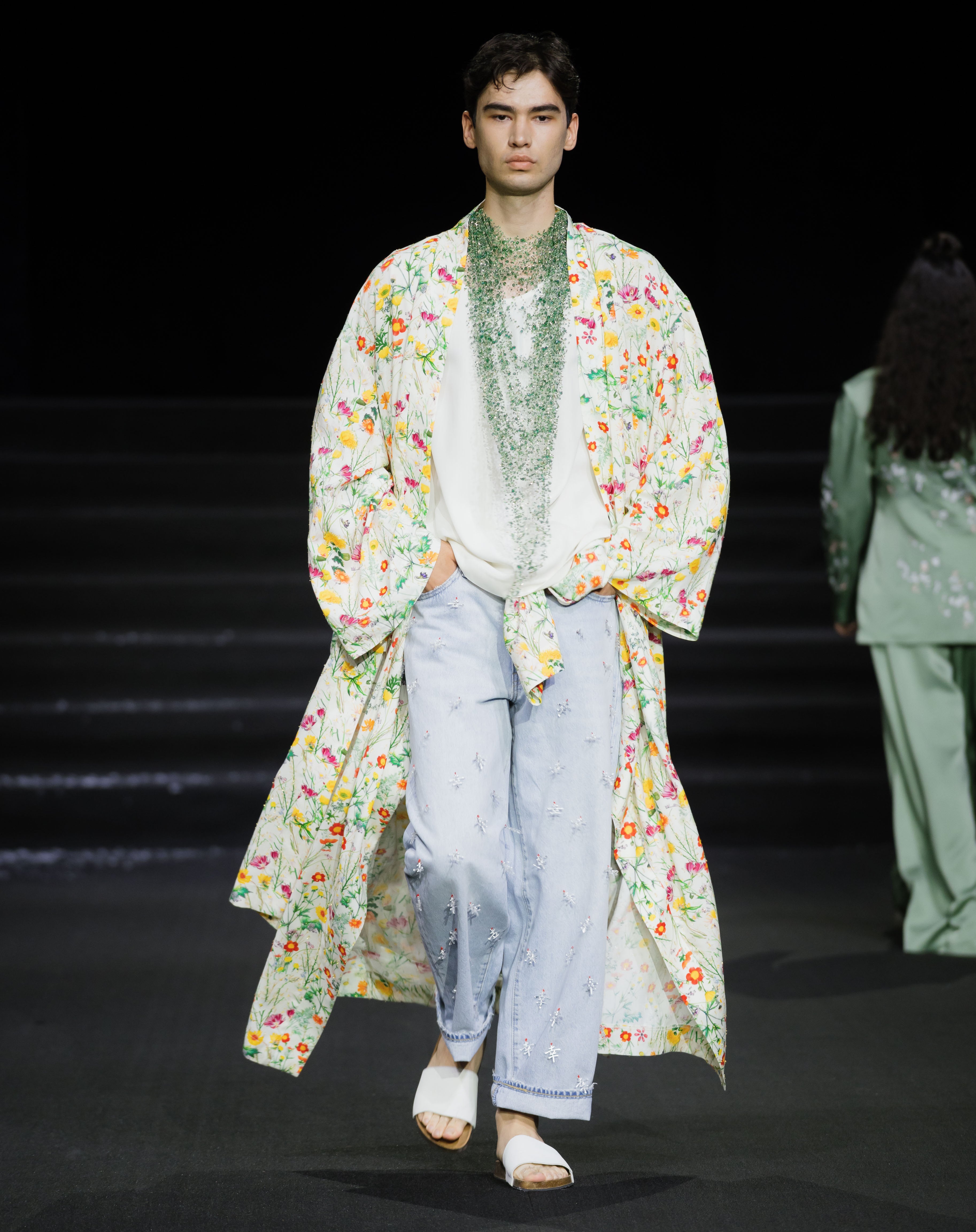 Nová vlna módy ze střední Asie mění tradiční kroje v trendy modest clothing digitální éry Nová vlna módy ze střední Asie mění tradiční kroje v trendy modest clothing digitální éry