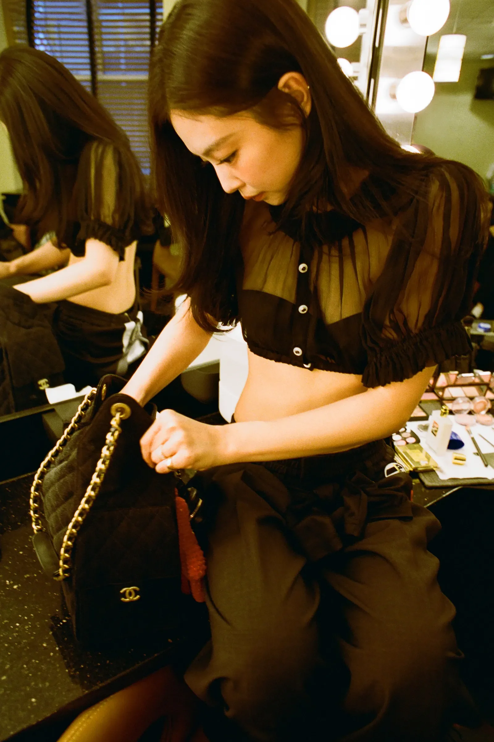 Jennie v backstage newyorkského koncertu s kabelkou Chanel 25, které se stala tváří