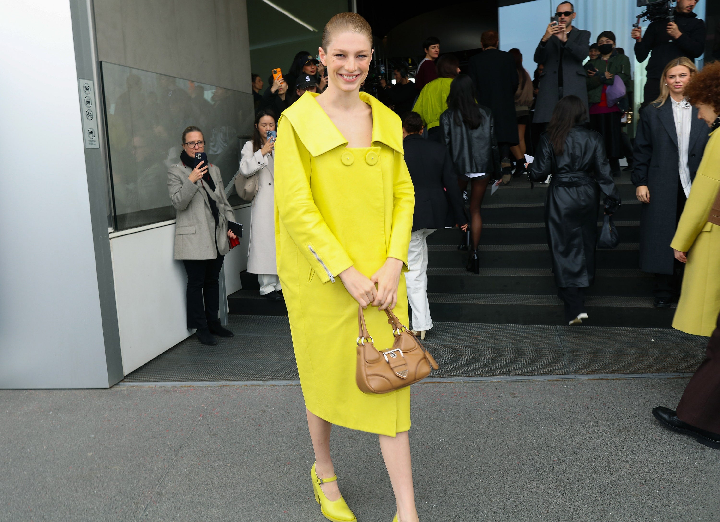 Dua Lipa, Hunter Schafer, Gigi Hadid a nejlepší street style z Milána