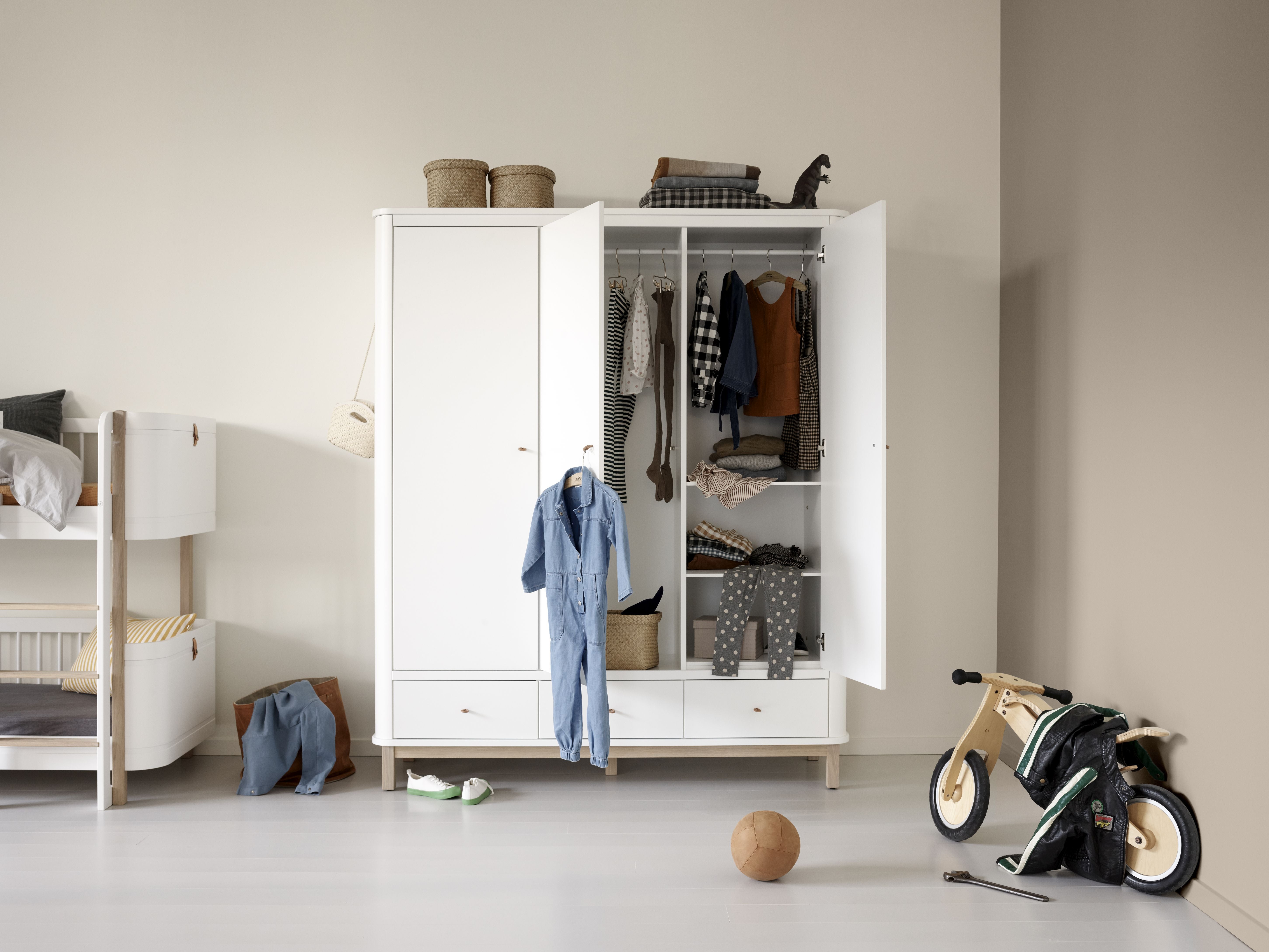 Šatní skříň z kolekce Oliver Furniture. Šatní skříň z kolekce Oliver Furniture.