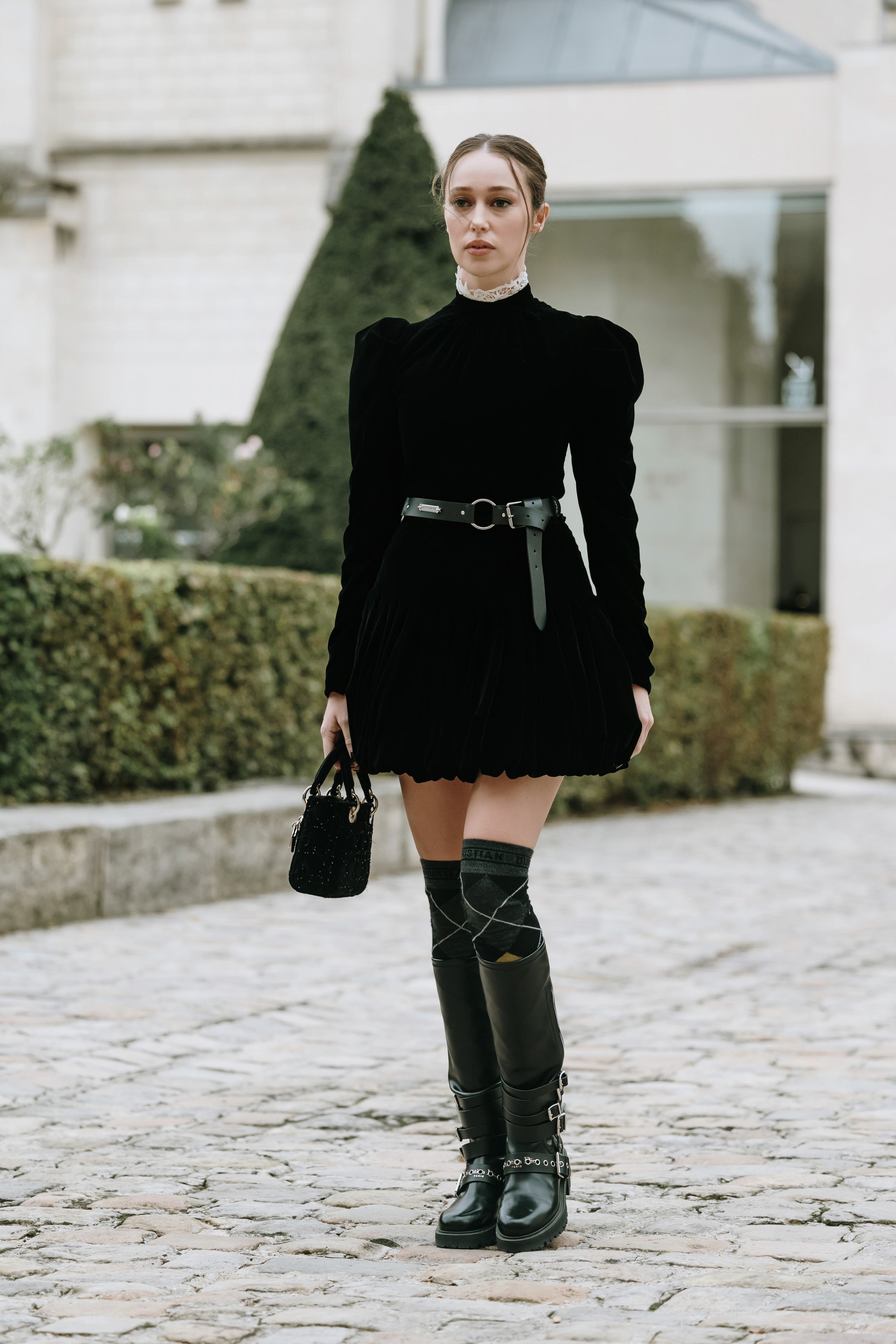 Móda v sametovém tónu: Návrat látky, která symbolizuje proměnu