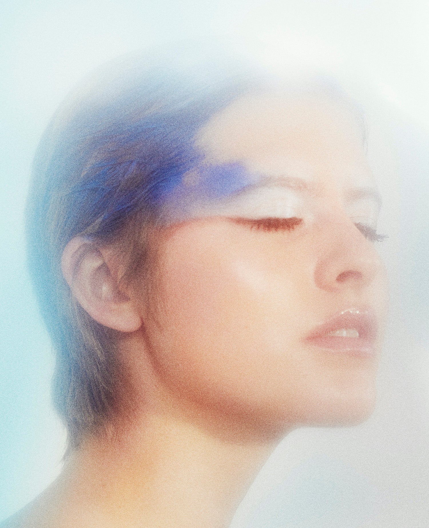 S hlavou v oblacích a očima pod hladinou. Letní make-up trend pro kreativce i klasiky