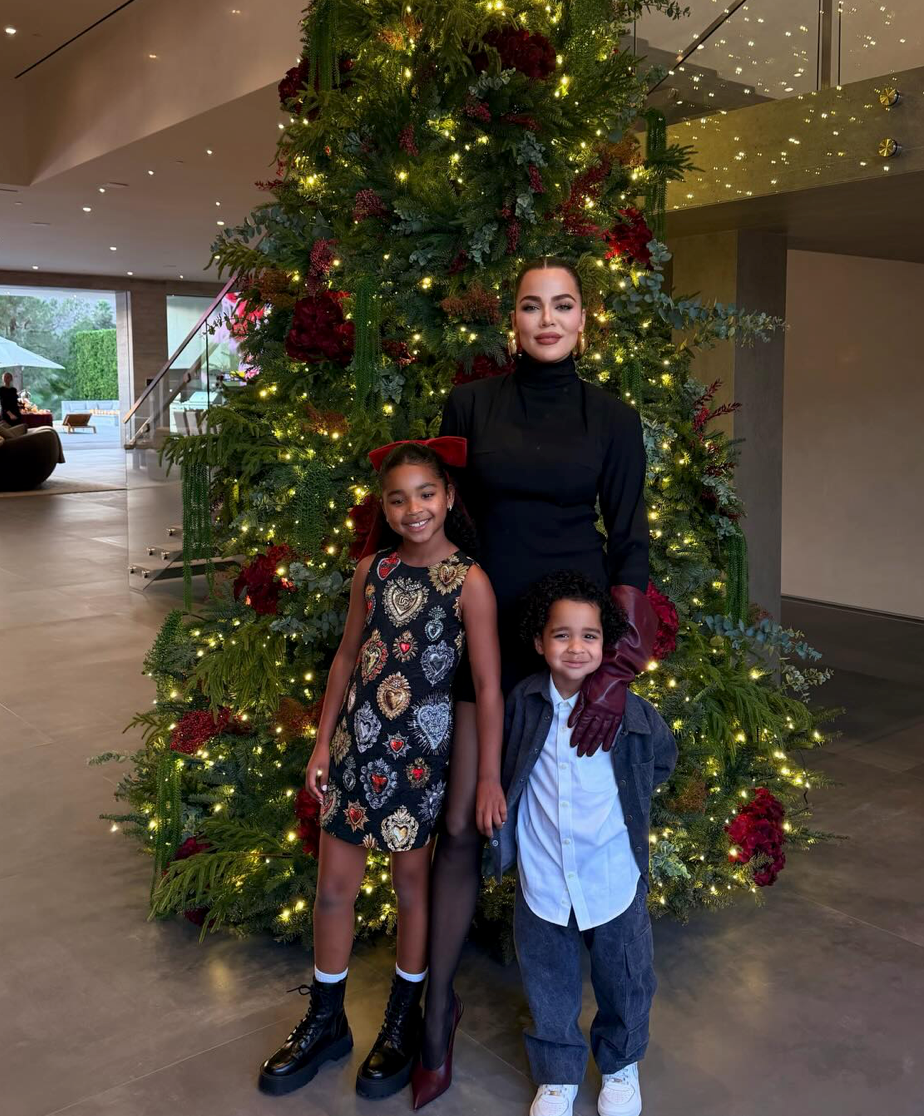 Co dělají celebrity u vánočního stromku? Tyhle momenty vás ohromí