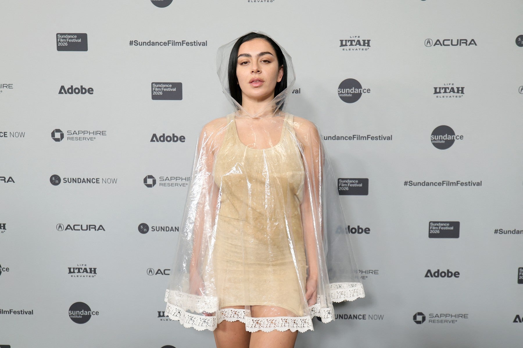 Tenhle kus oblečení nosí indiáni, španělské královny i Charli XCX. A vy budete taky