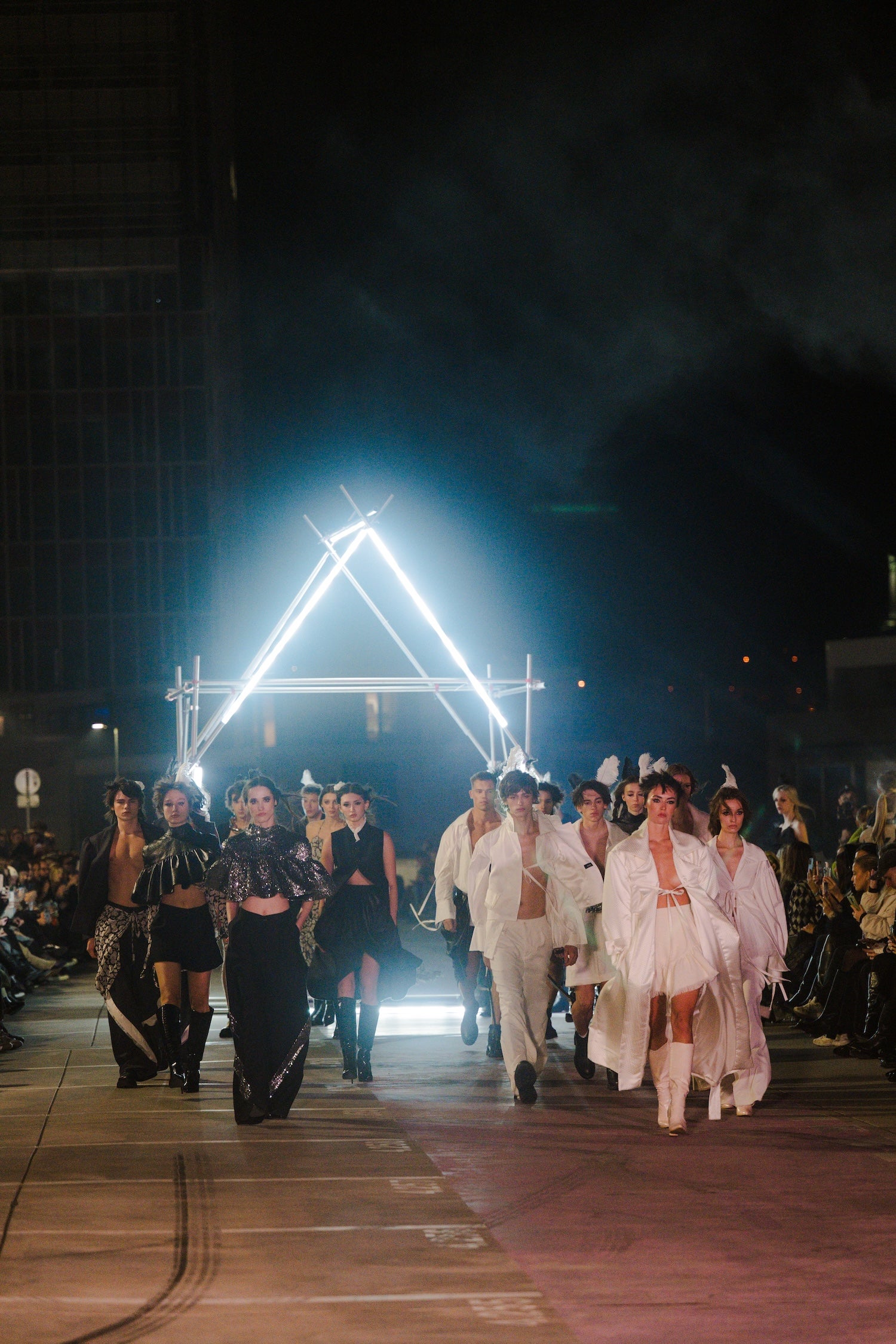 Romantický, krehký, osobný. Pavol Dendis a jeho Romantic Rave