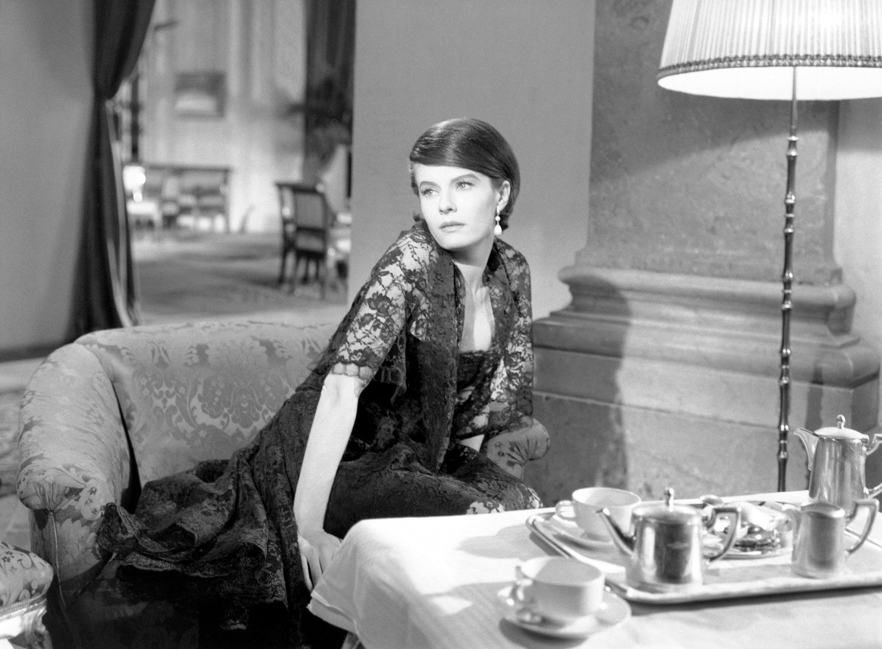 Delphine Seyrig v šatech Chanel ve filmu Loni v Marienbadu, 1961
