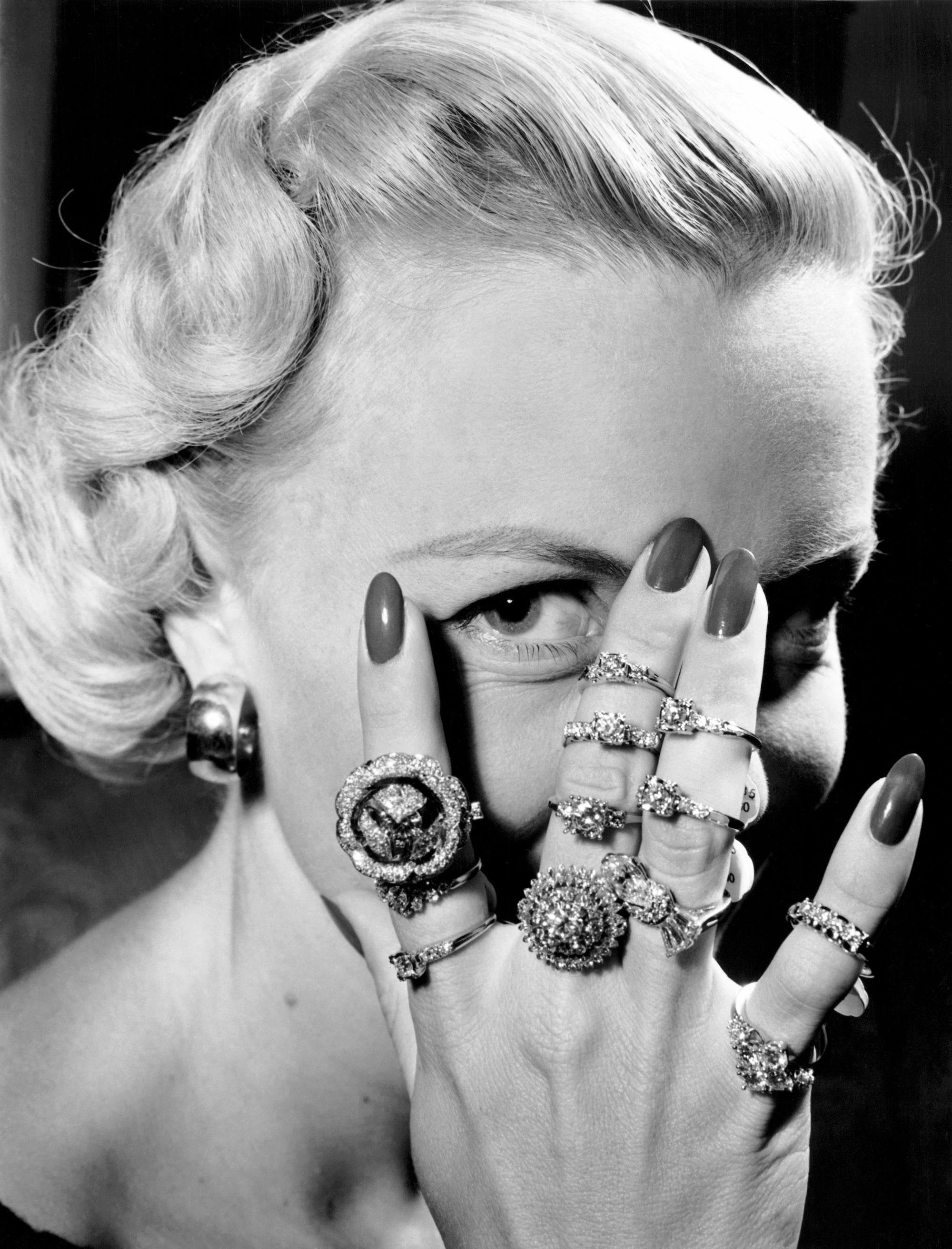 Proč je prsteníček místem pro zásnubní prsten a jaký je jeho význam